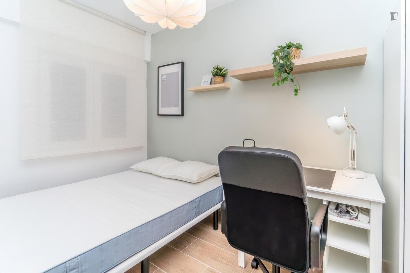 Cozy single bedroom photo 1
