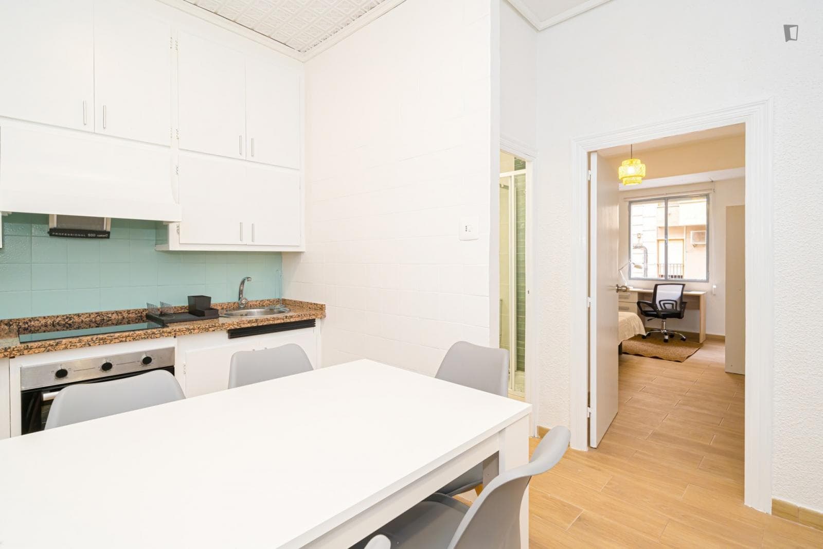 Great looking single bedroom with balcony photo 1