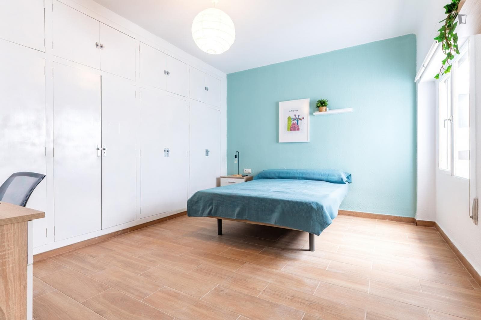 Large Attractive single bedroom photo 1