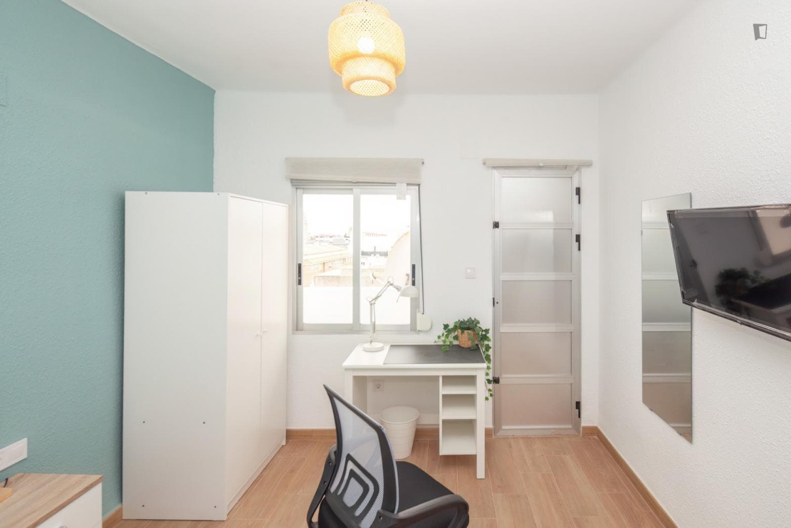 Great looking single bedroom with balcony photo 1