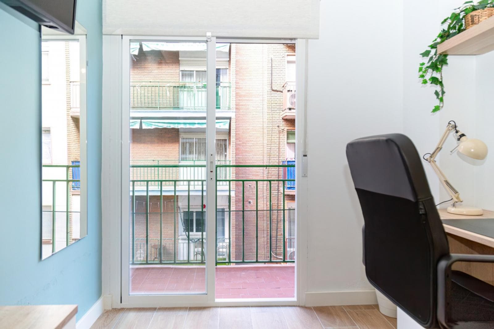 Appealing single bedroom with balcony photo 1