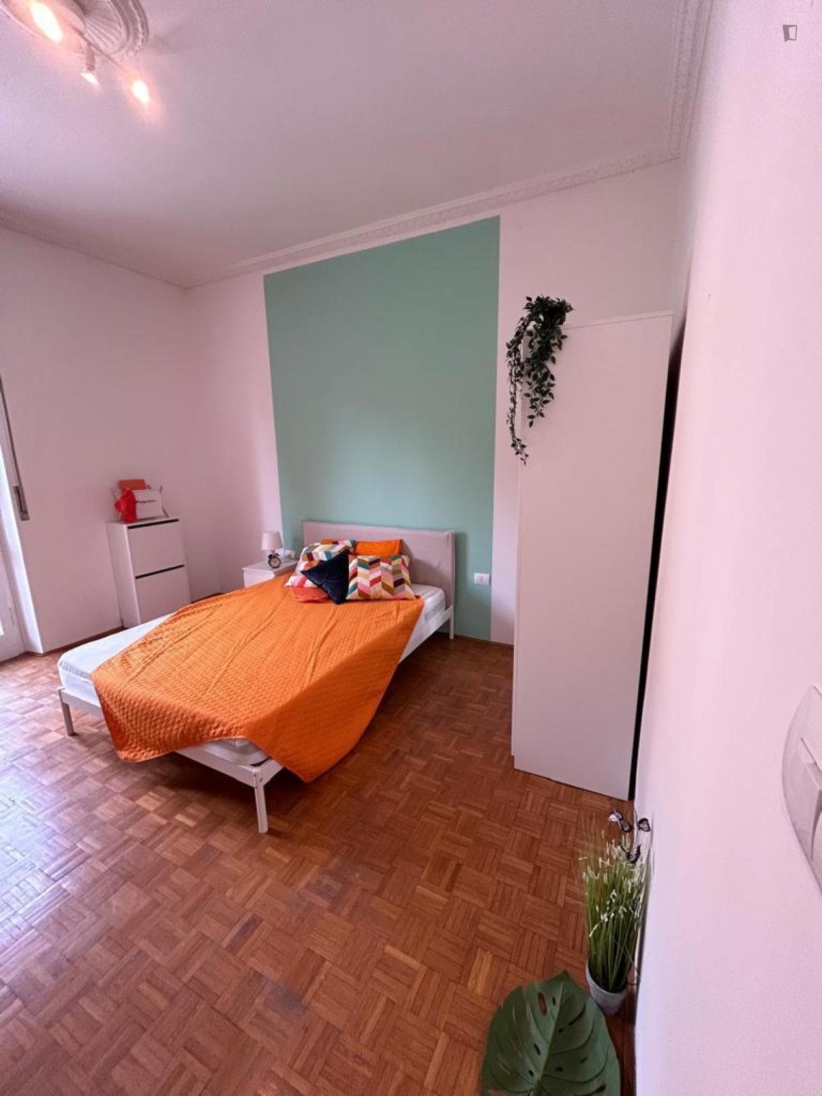 Inviting double bedroom in the Valdonega neighbourhood photo 1