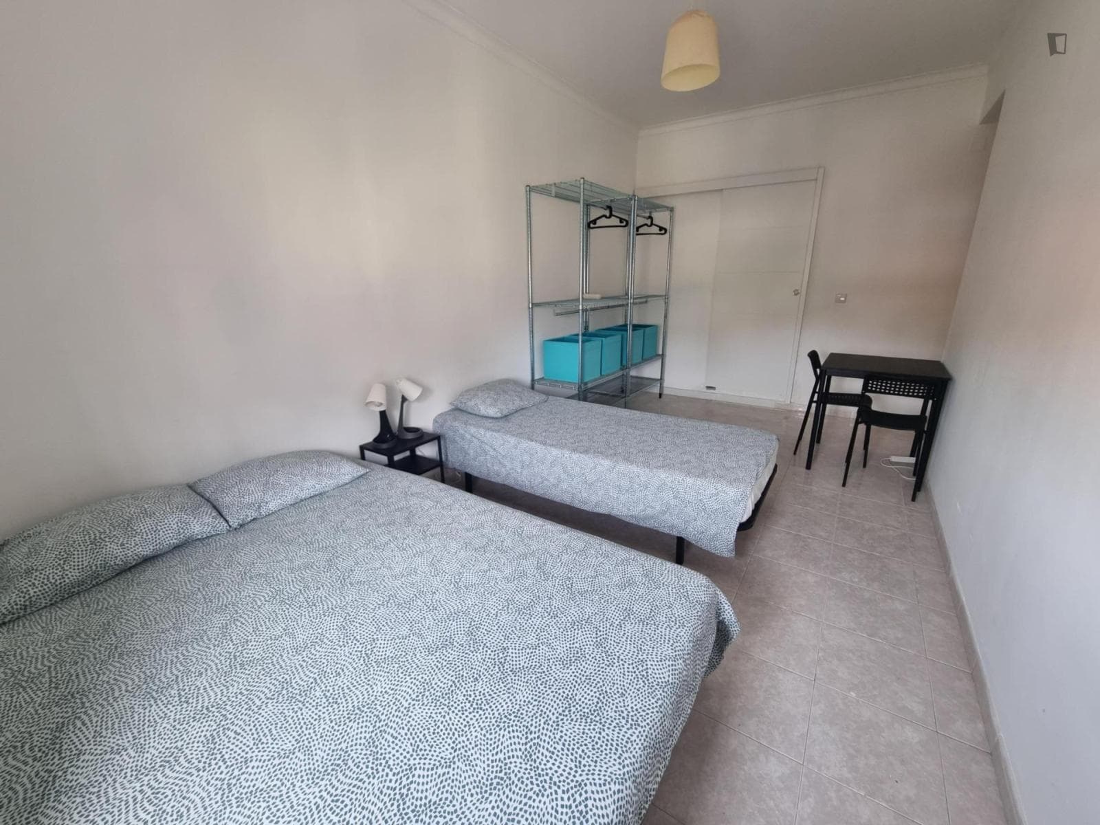 Comfy twin bedroom With private WC near Agualva Cacém train station photo 1