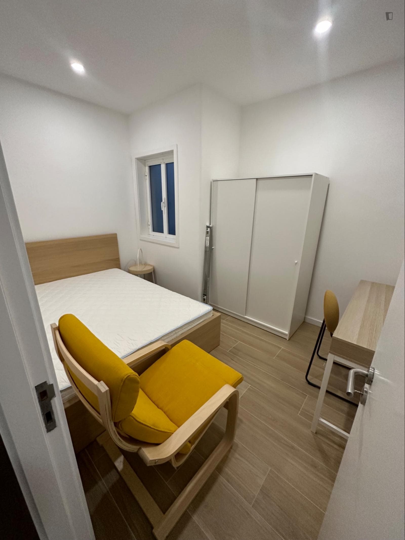 Great double bedroom next to Combatentes metro station photo 1