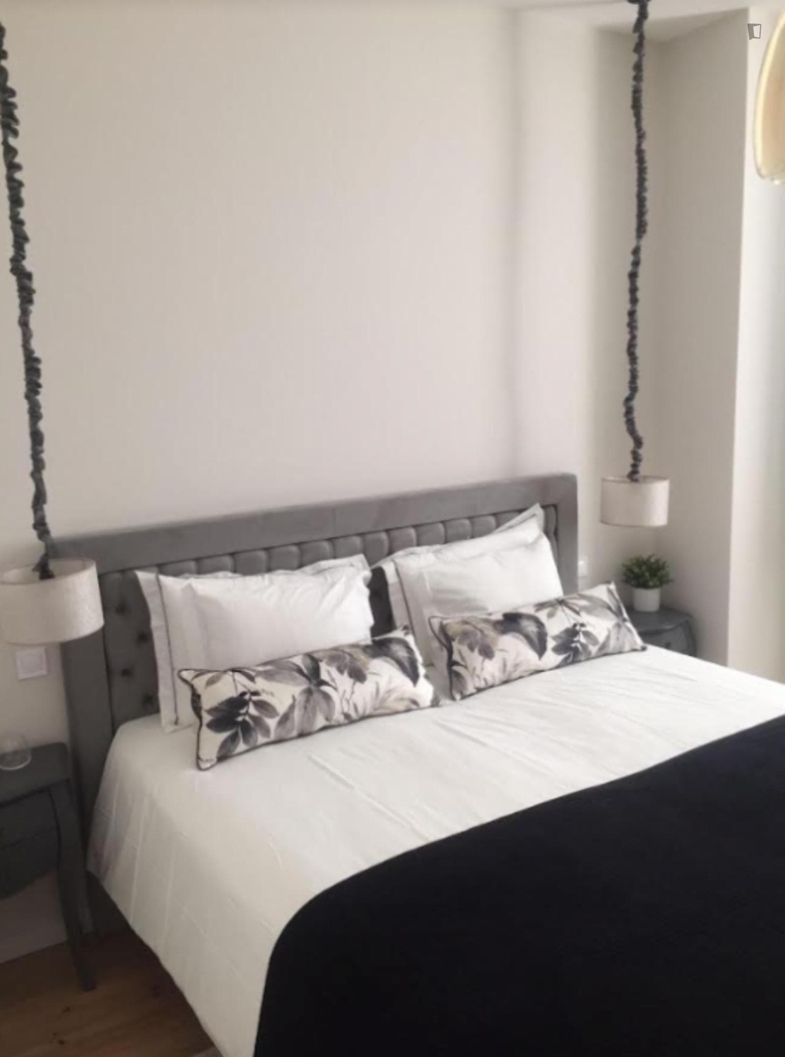 Appealing double bedroom close to Sé Velha de Coimbra photo 1