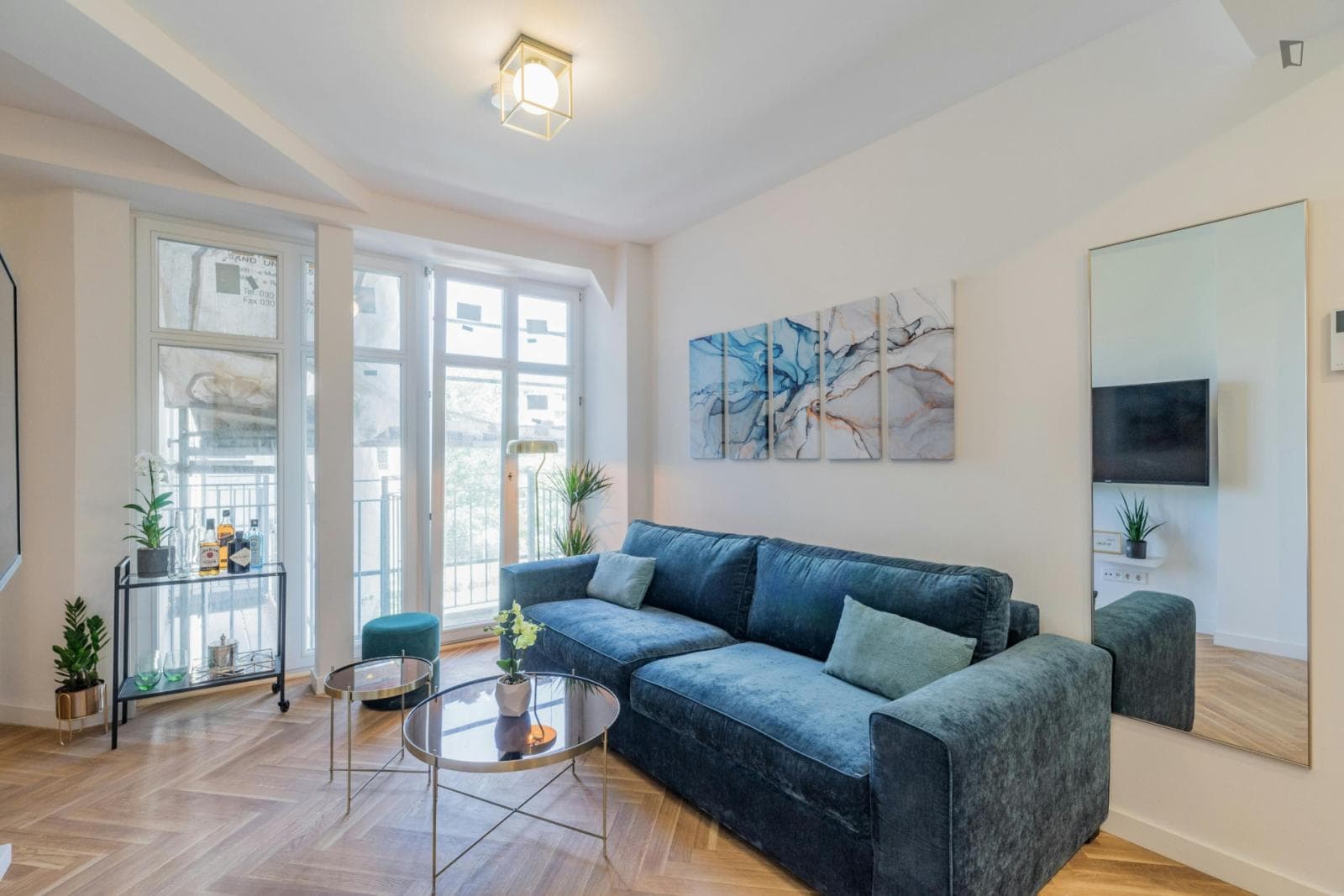 Stylish 1-bedroom flat in trendy location next to U-Bahn station photo 1