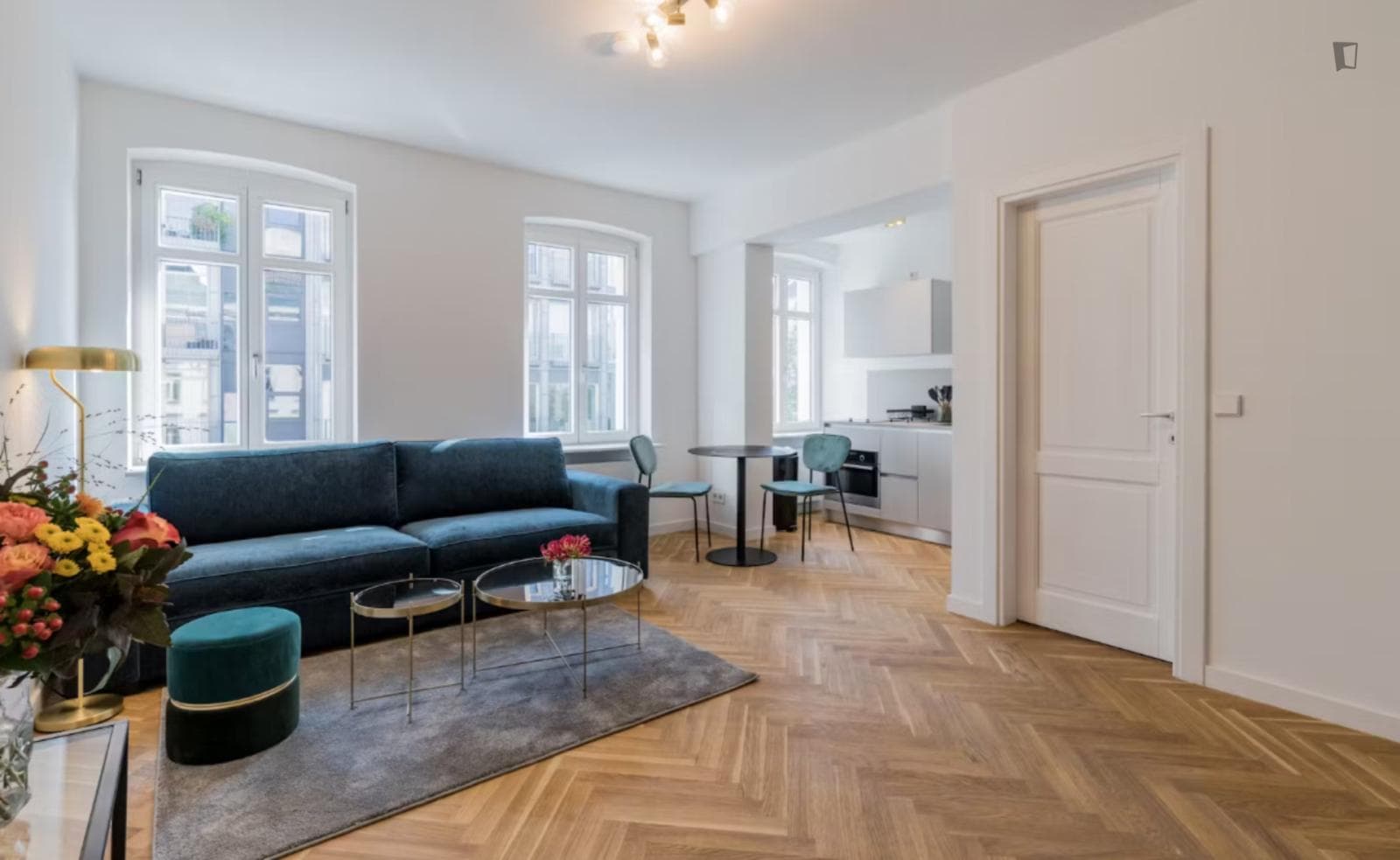 Luminous 1-bedroom flat in well-connected and trendy district photo 1
