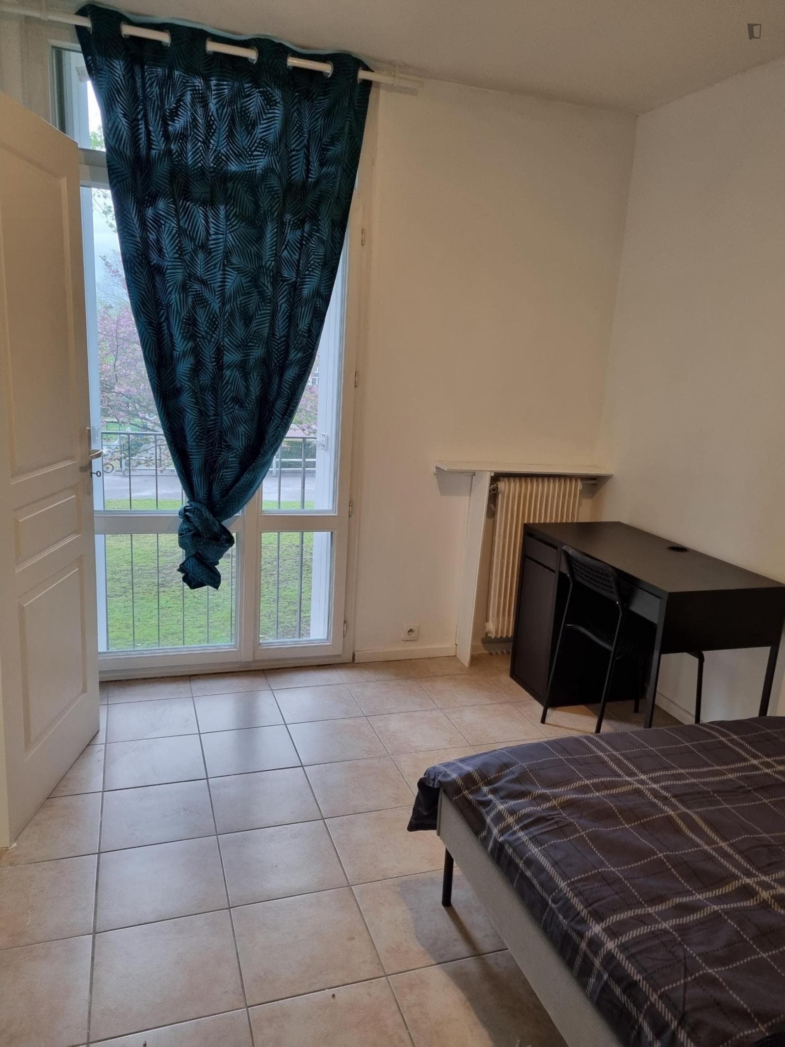 Appealing double bedroom in Ris-Orangis photo 1
