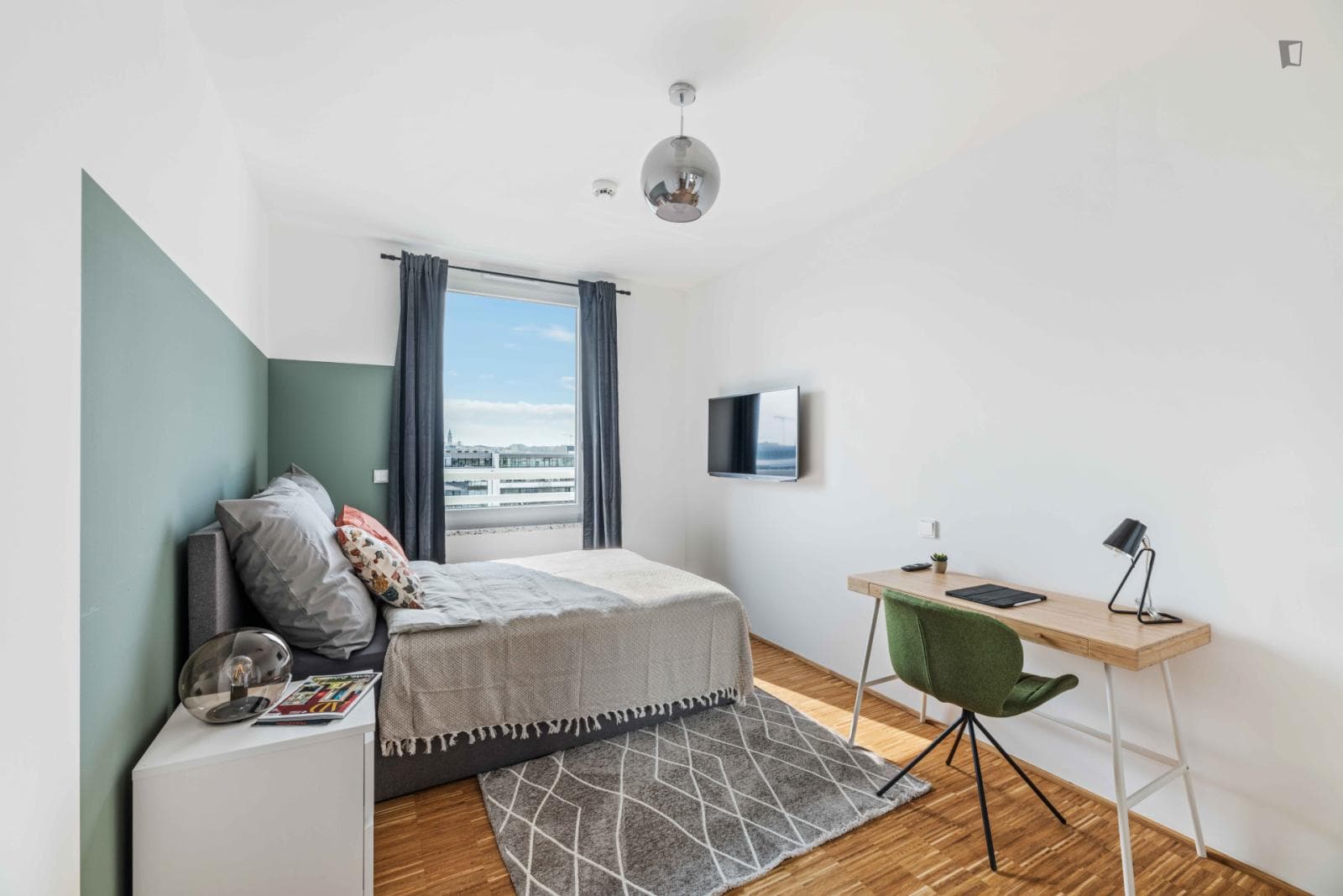 Double bedroom in a 4 bedrooms apartment in Sendling photo 1