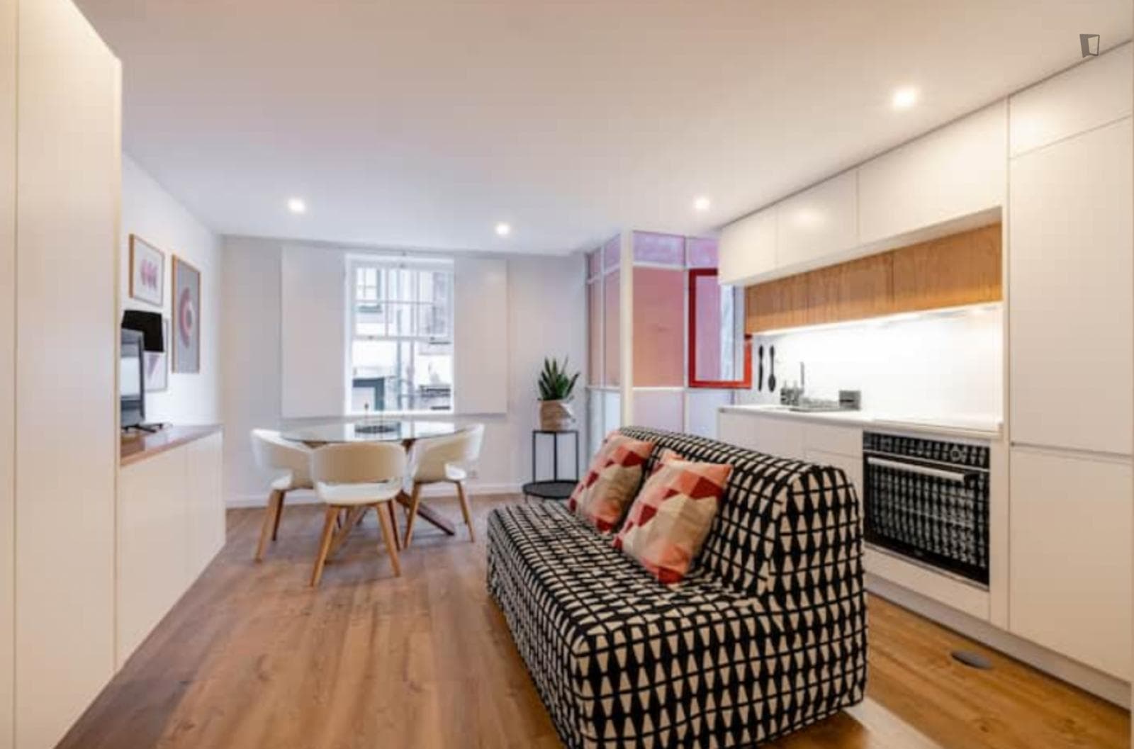 Delightful 1-bedroom flat in amazing location near Porto's Cathedral photo 1