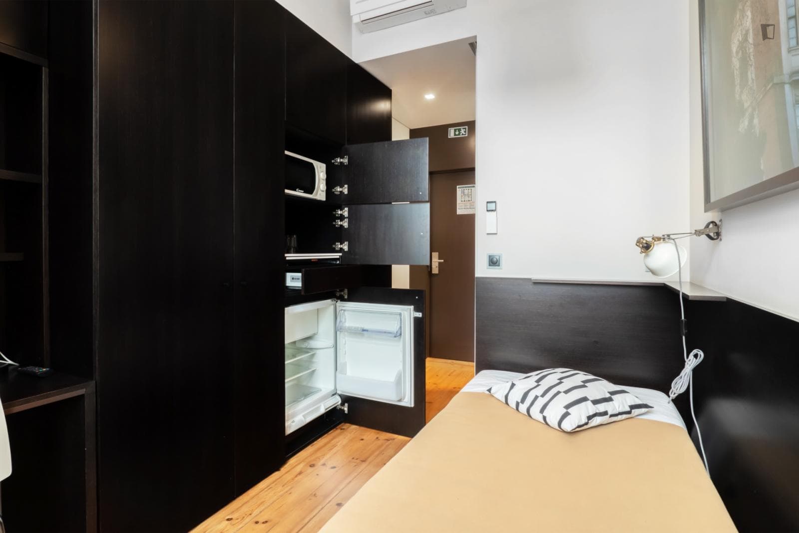 Comfy single bedroom ensuite close to Faculdade de Economia da Universidade de C photo 1