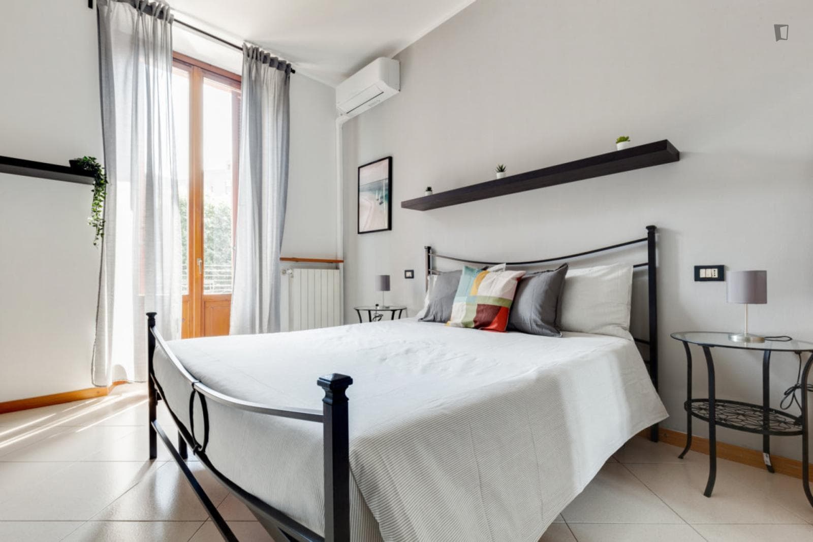 Modern double bedroom with balcony in shared flat in Buonarroti photo 1