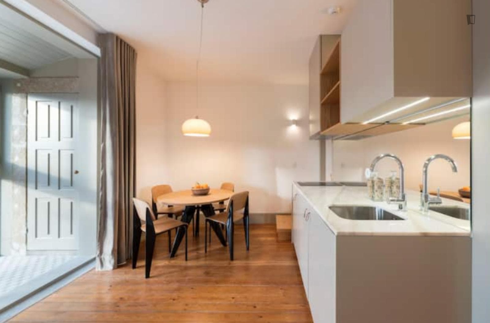 Elegant 1-bedroom flat near Trindade station  photo 1
