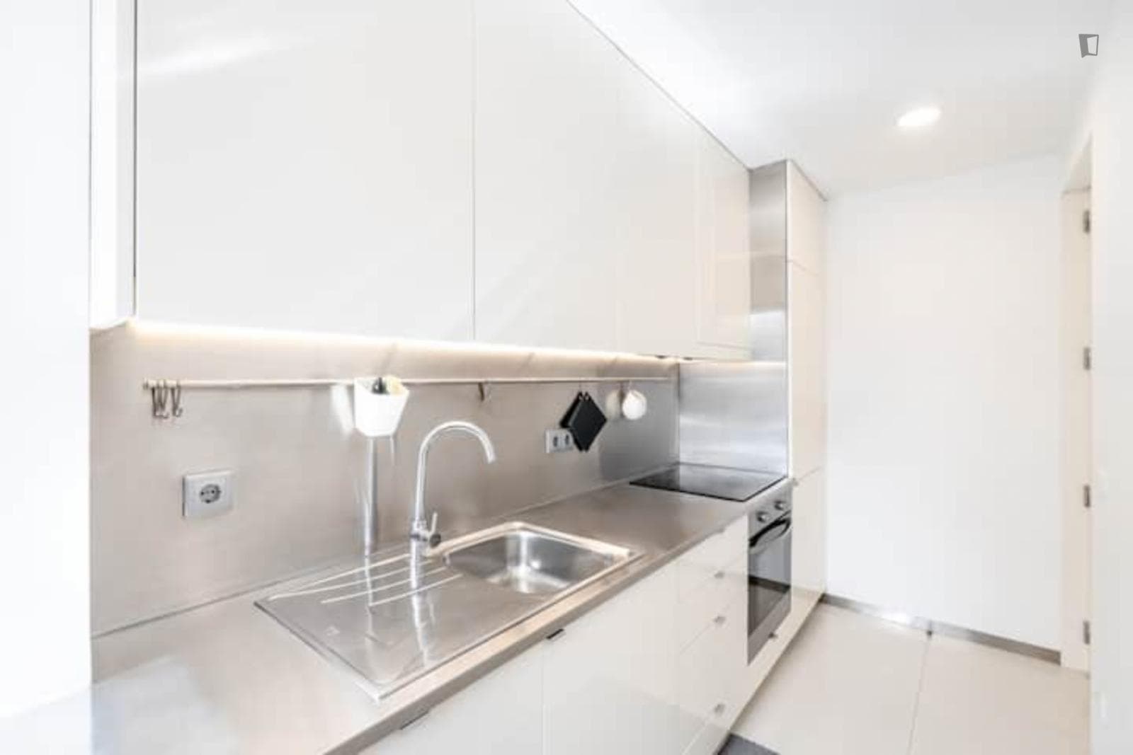 Charming 1-bedroom near Jardim Marques de Oliveira photo 1