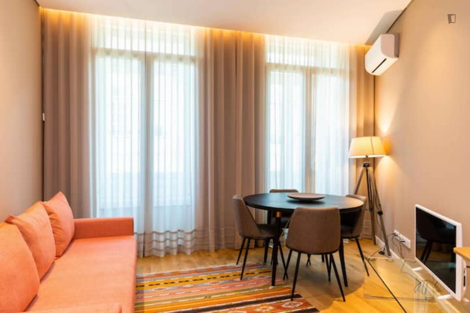 Cozy 1-bedroom apartment in a hip location next to the Torre dos Clérigos photo 1