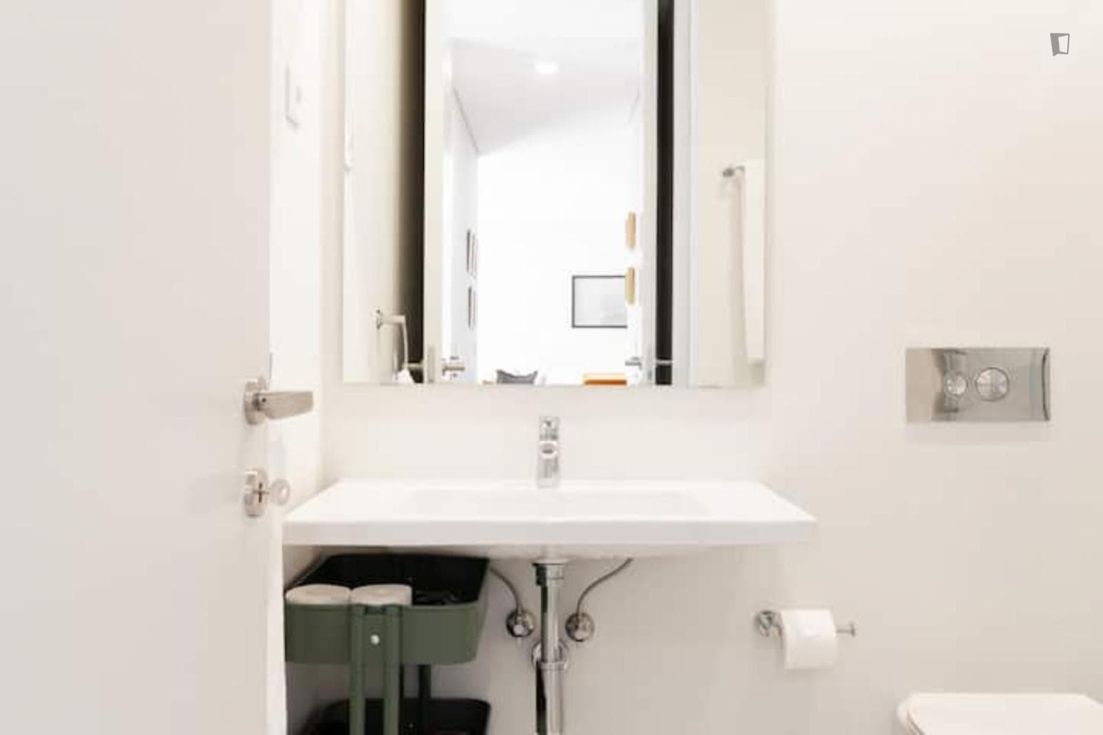 Lovely 2-bedroom flat next to Jardim do Carregal photo 1