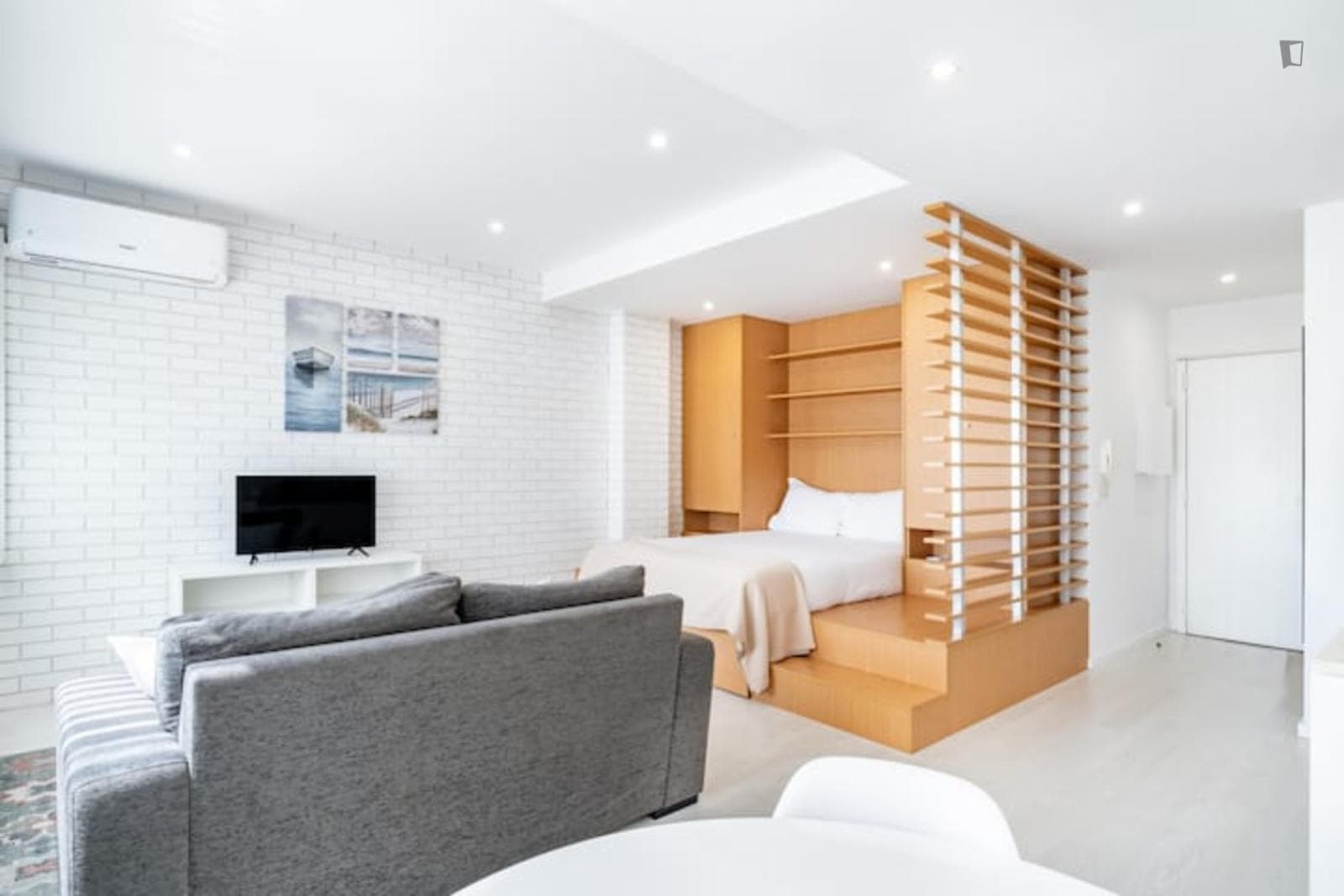 Bright and cozy studio in a great urban location next to the Marquês metro photo 1