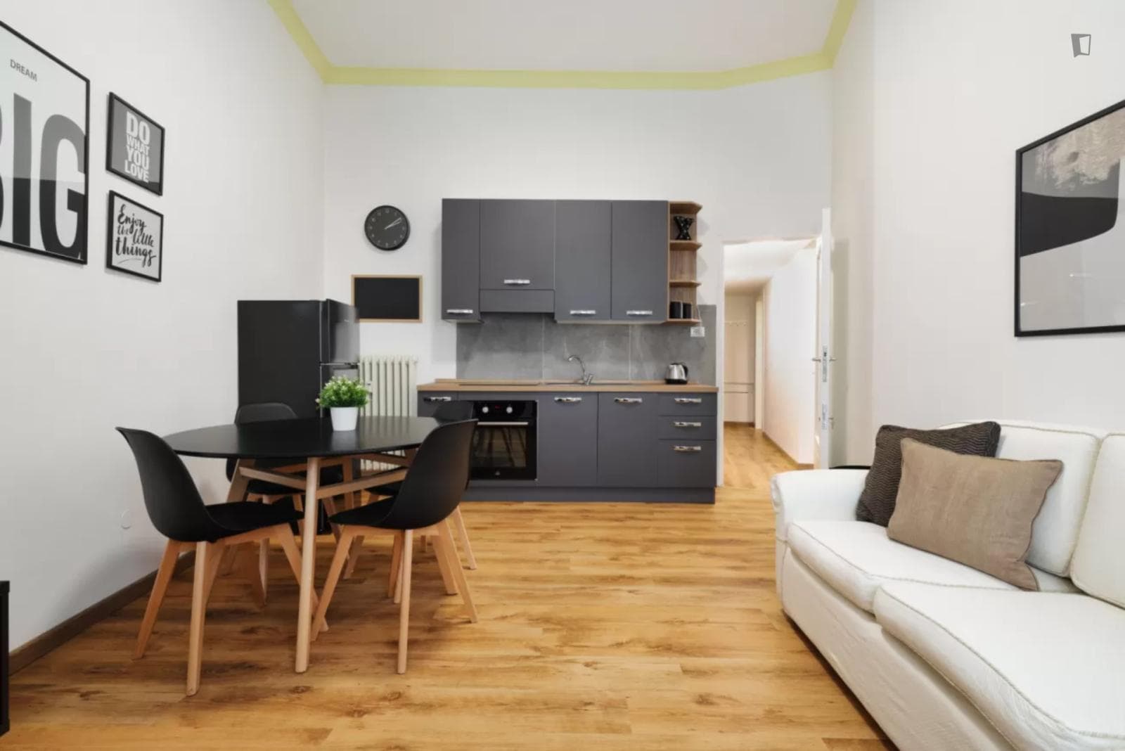 Lovely 2-bedroom flat right next to Piola station  photo 1