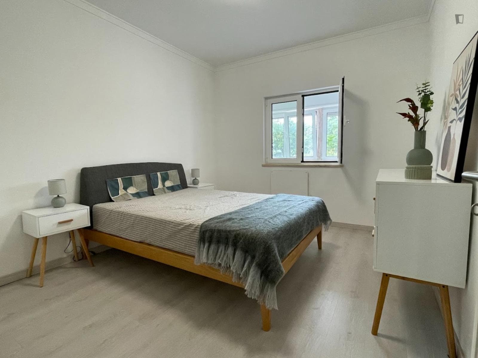 Lovely 1-bedroom apartment, close to NOVA SBE photo 1