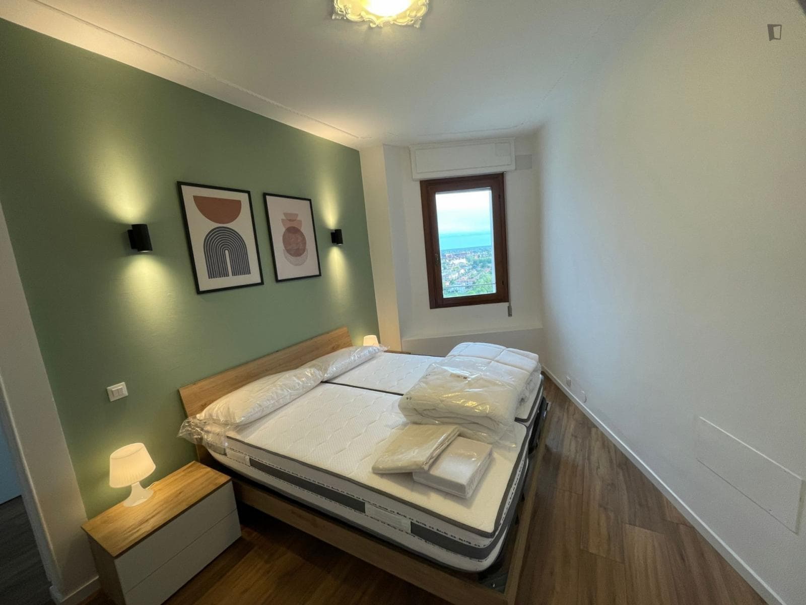 Spacious Double Bedroom with access to balcony well connected to Università degli Studi eCampus Treviso photo 1