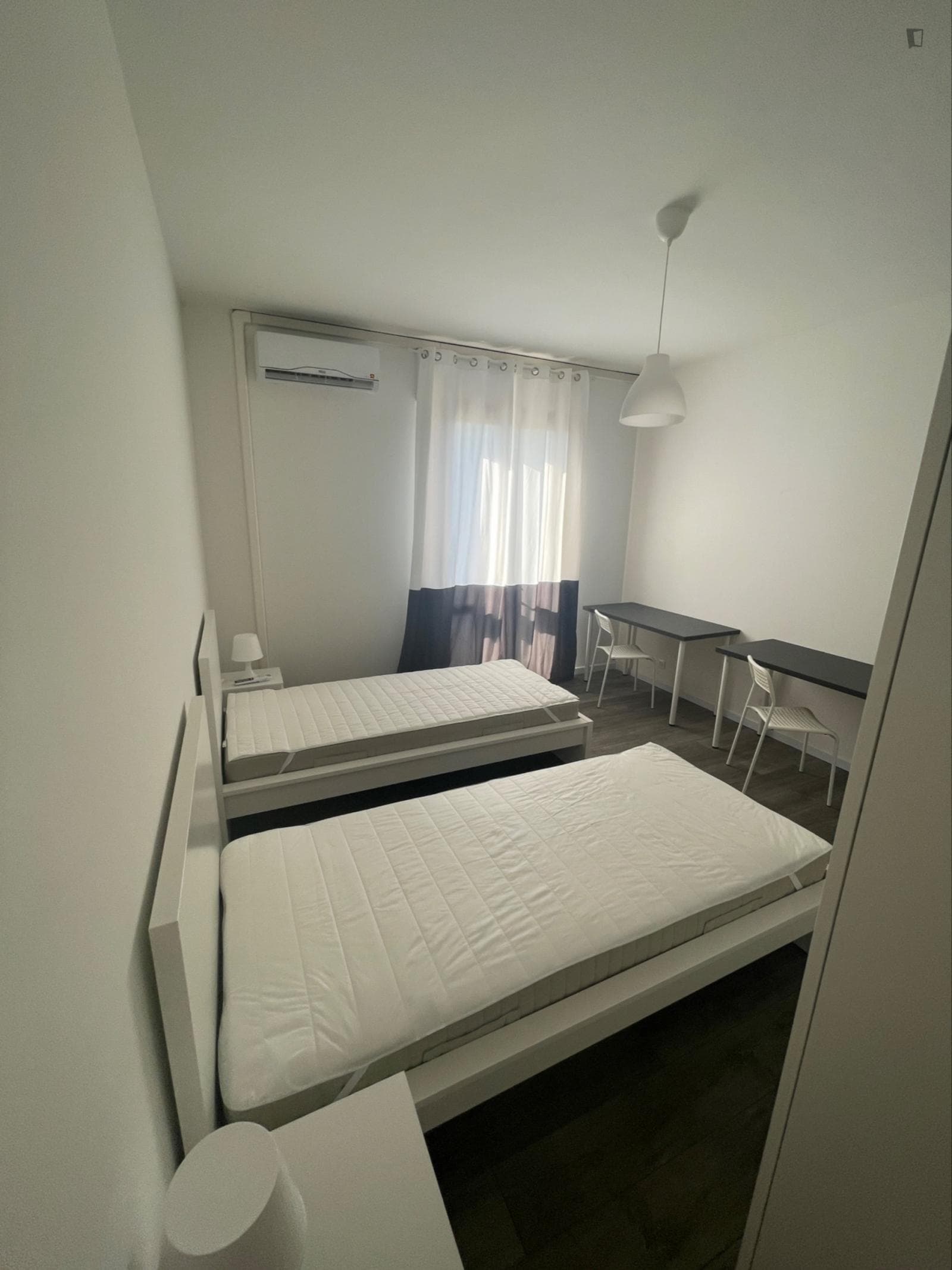 Bright Twin Bedroom with balcony welll connected to the city centre photo 1