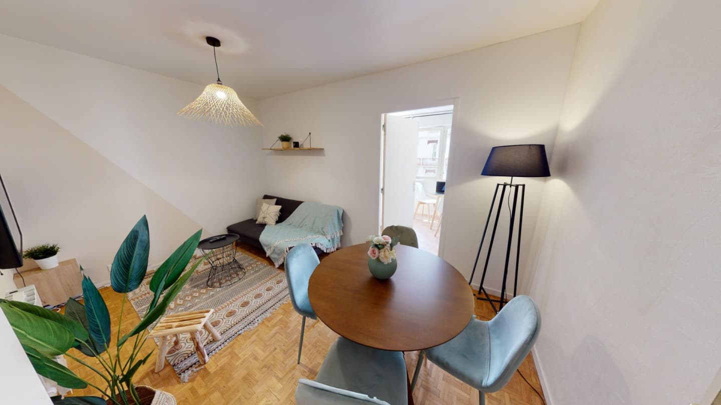4-Bed Apartment on rue de Brest photo 1