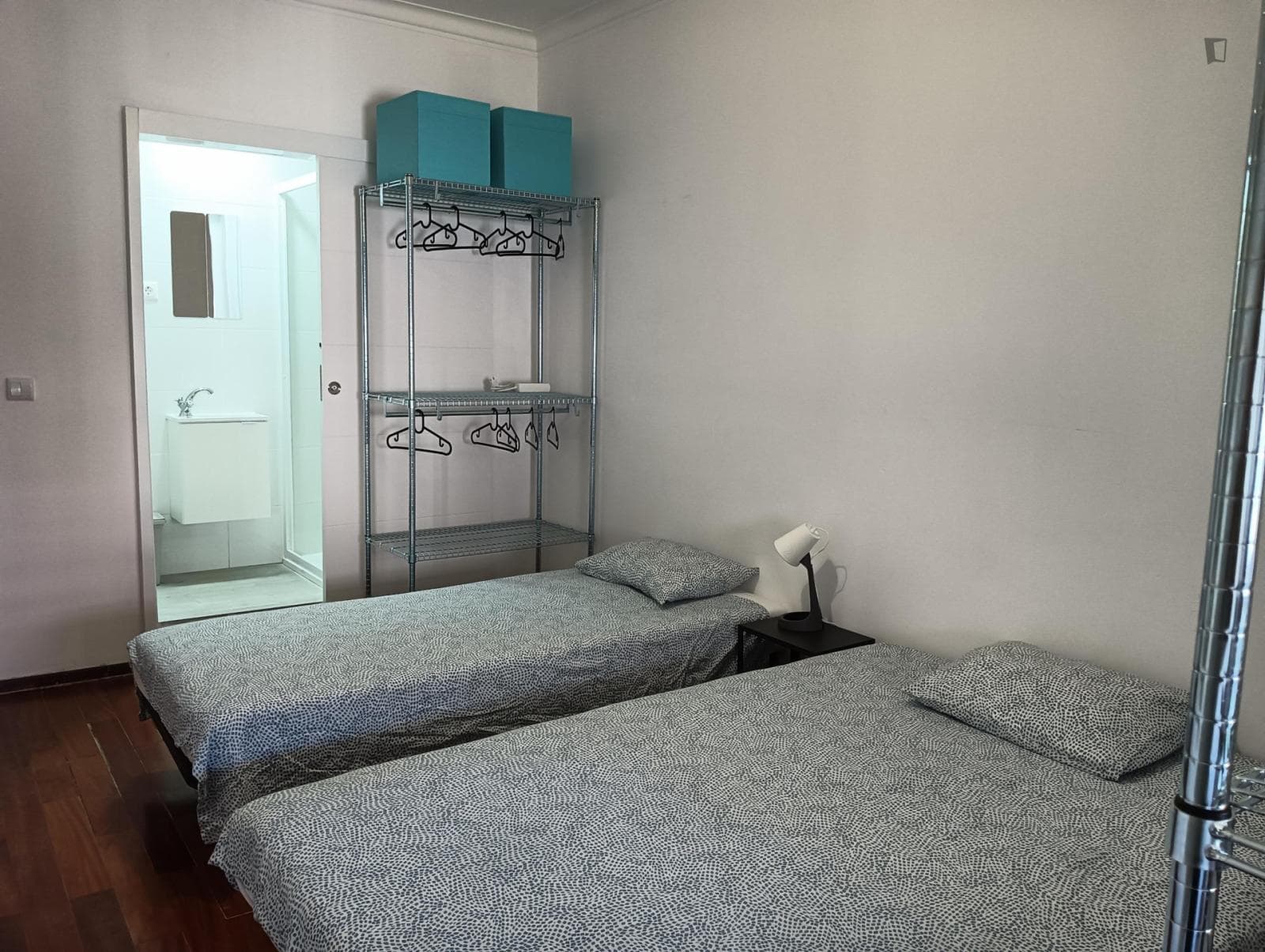 Homely twin bedroom with private bathroom and balcony, in Agualva Cacém photo 1