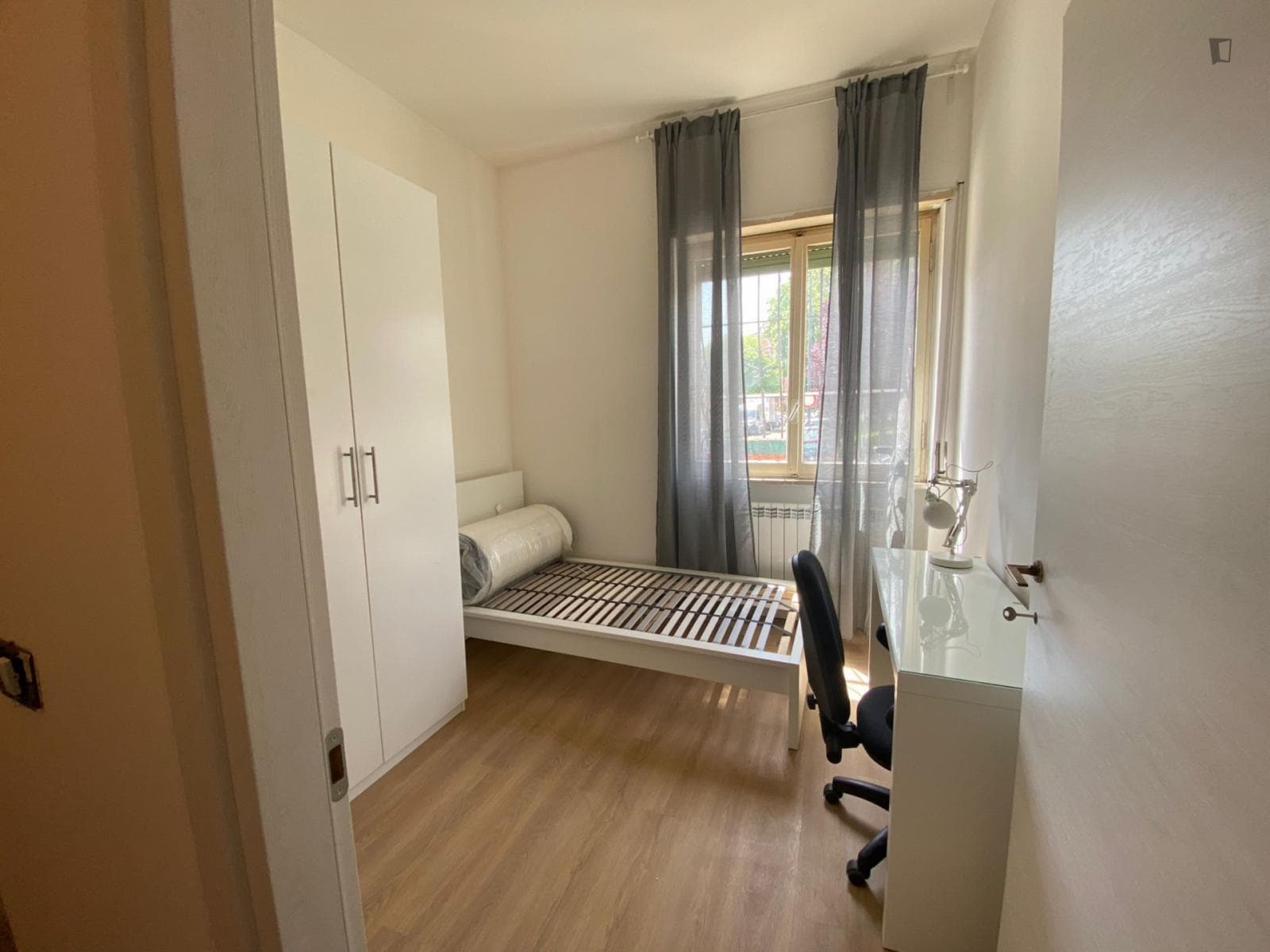 Cosy single bedroom in Comasina photo 1