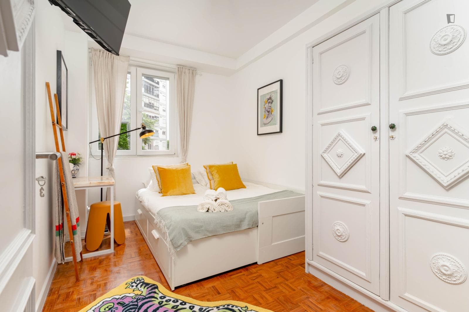 Sunny double bedroom next to Olivais metro station photo 1