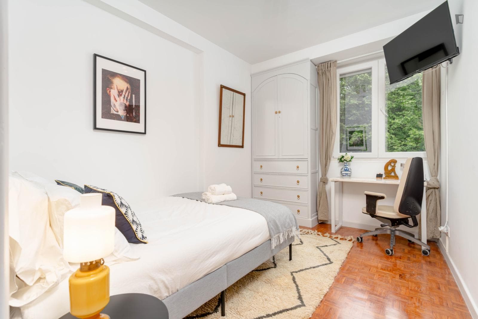 Welcoming double bedroom in Parque das Nações photo 1