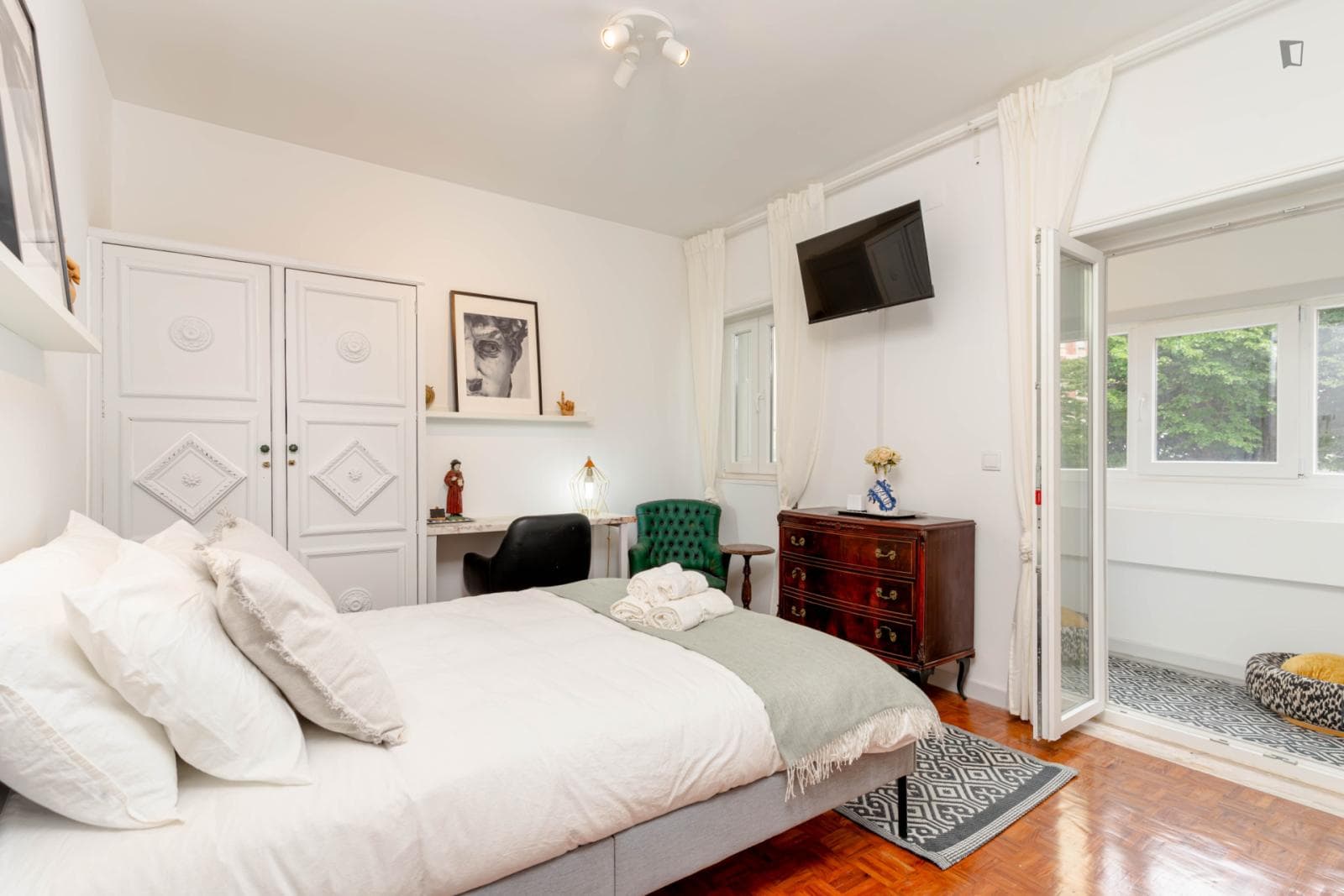 Amazing double bedroom with a balcony photo 1