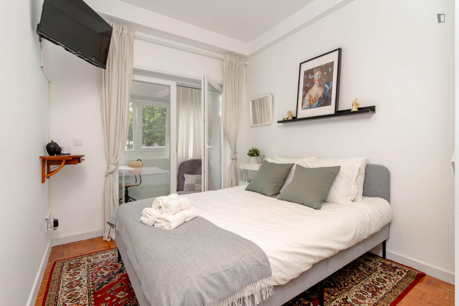 Lovely double bedroom with a balcony photo 1