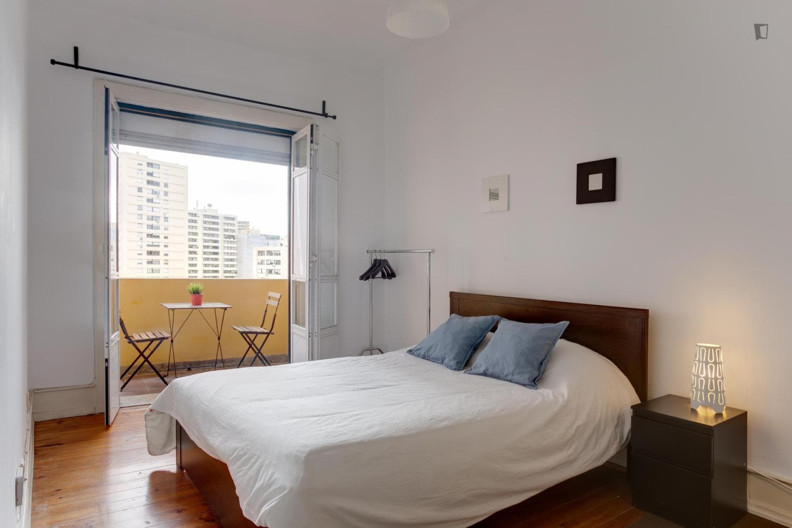 Captivating double bedroom with balcony, in Sete Rios photo 1