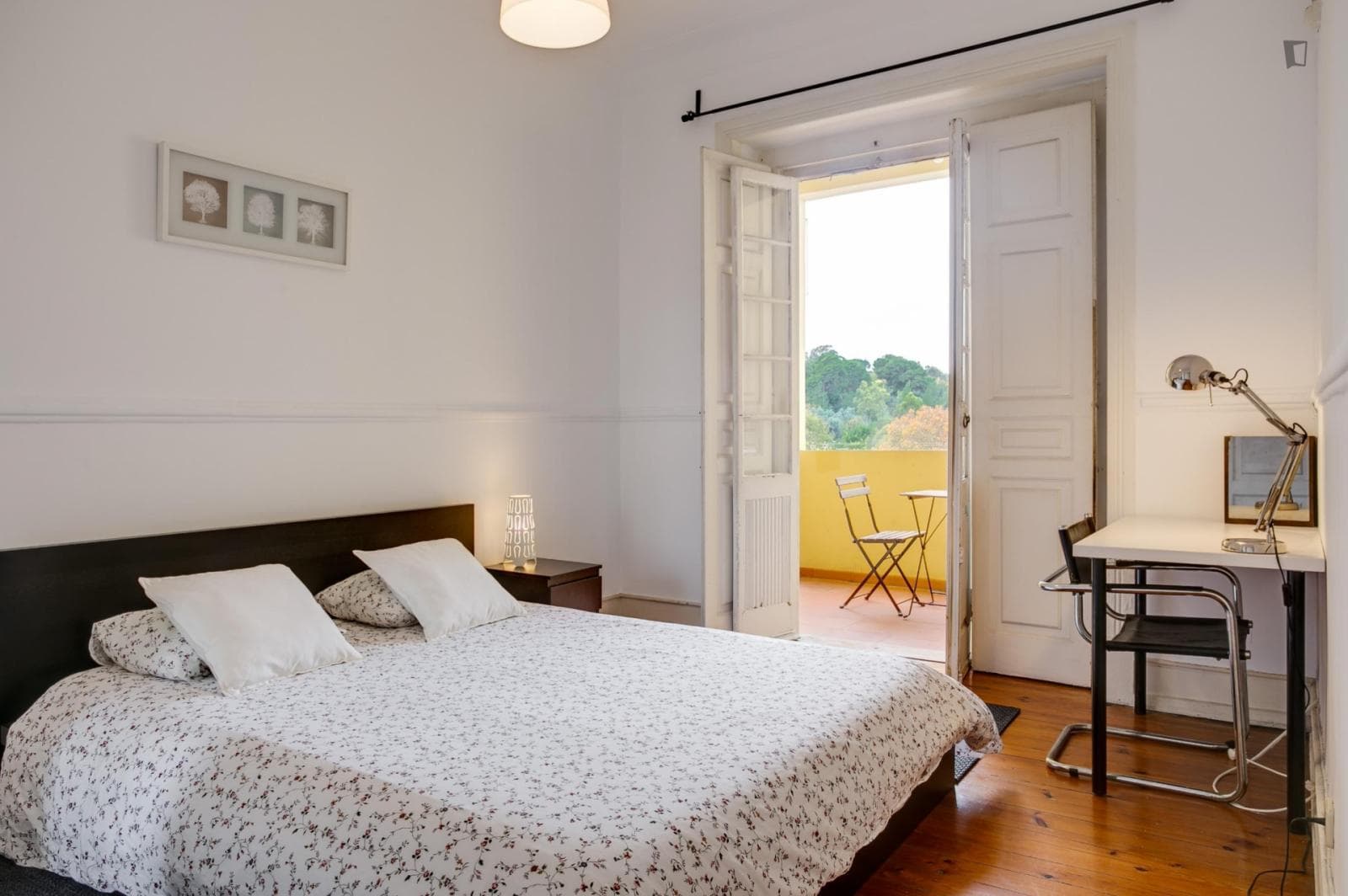 Spacious and cozy double bedroom with large balcony in Sete Rios photo 1