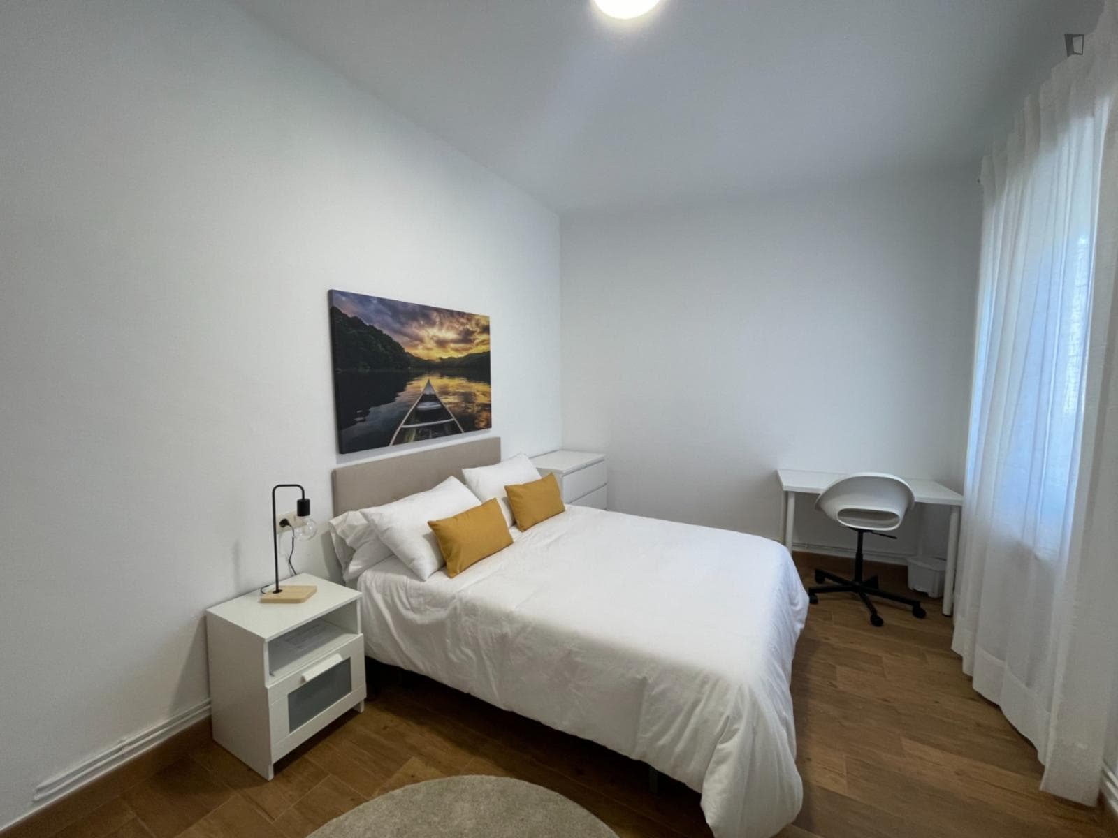 Vibrant Double Bedroom close to Vigo Ferry terminal photo 1