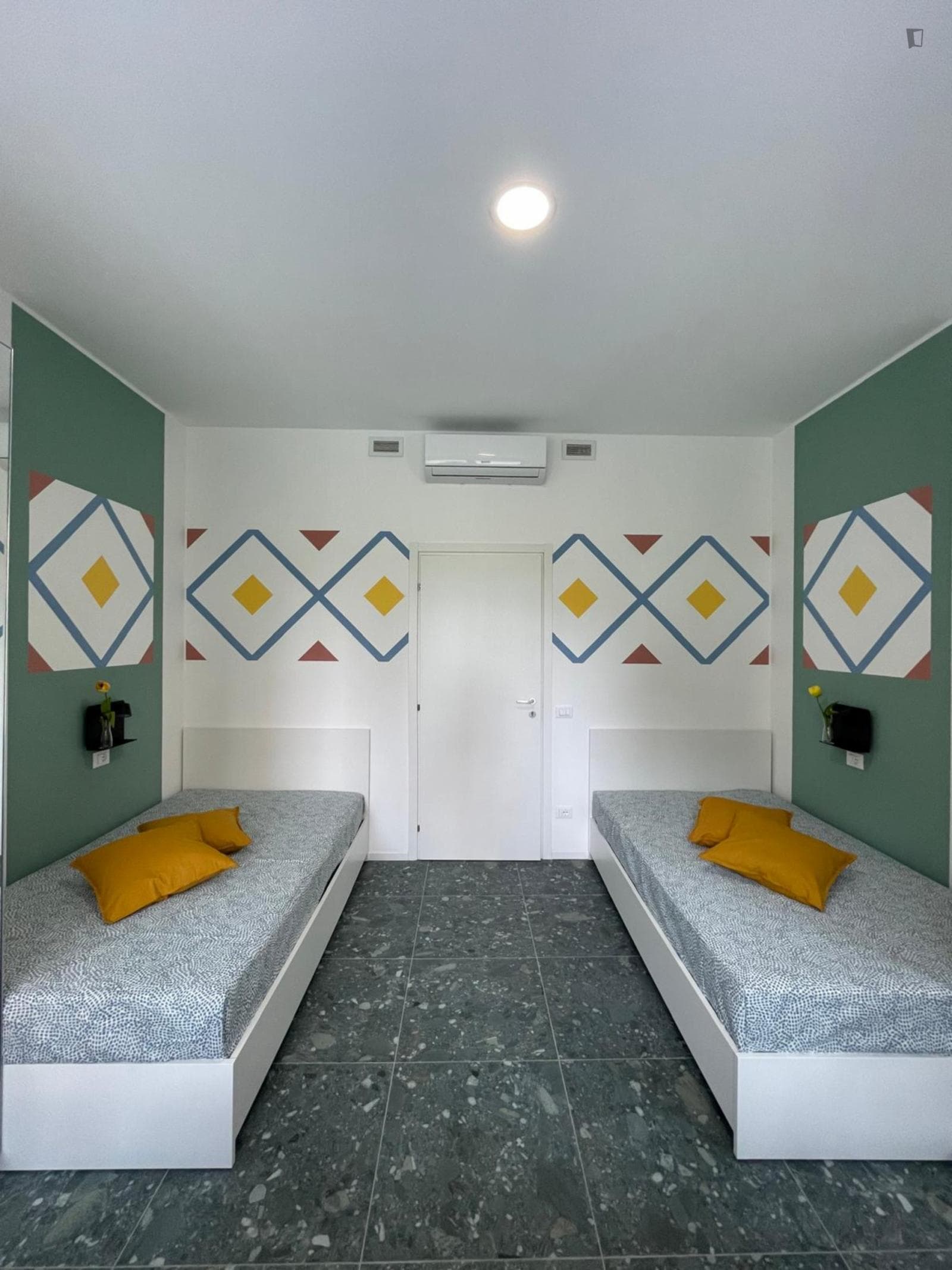 Bed in a bright twin bedroom, near the Maciachini metro photo 1