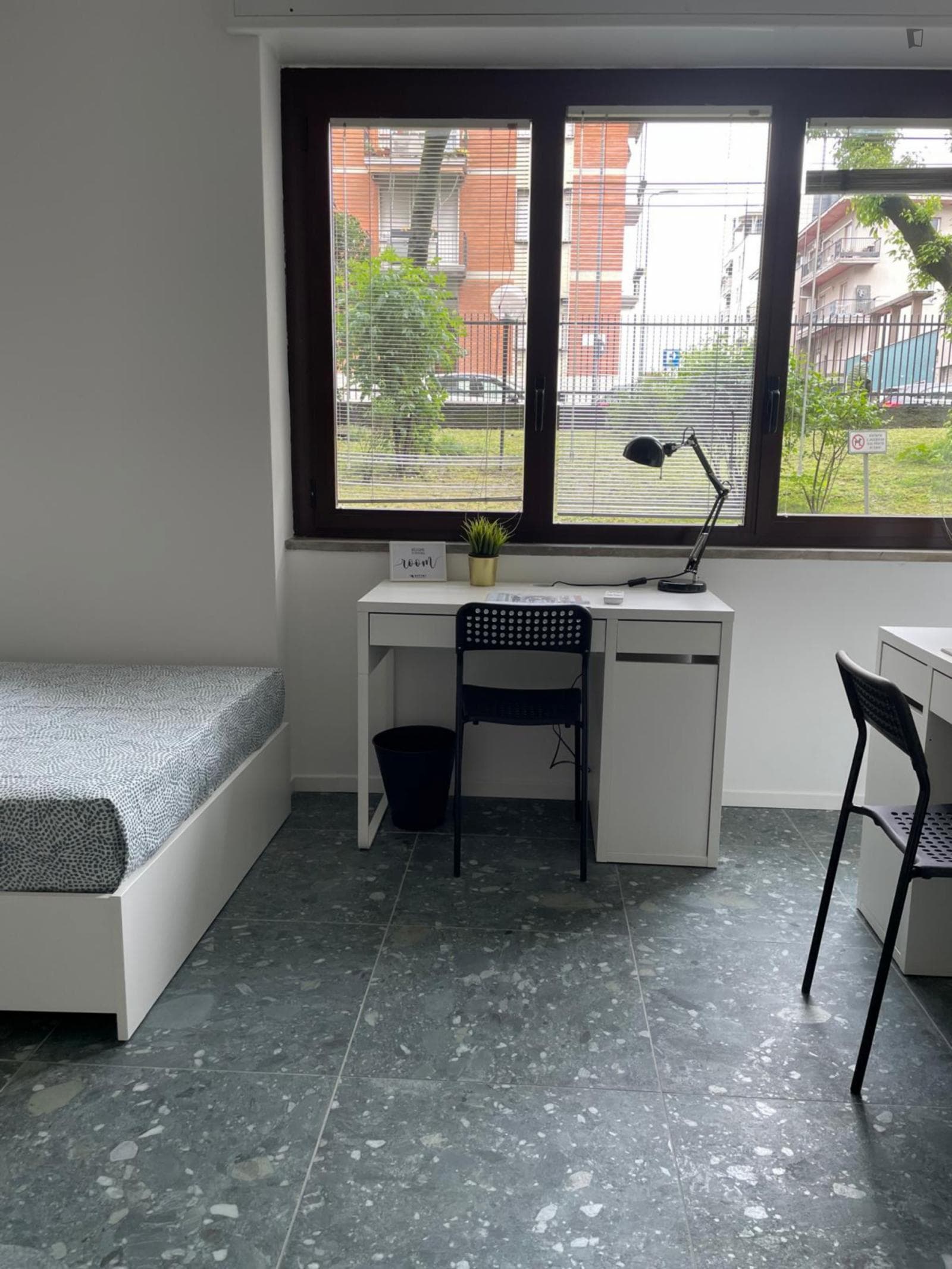 Bed in a comfy twin bedroom, in Bovisa photo 1