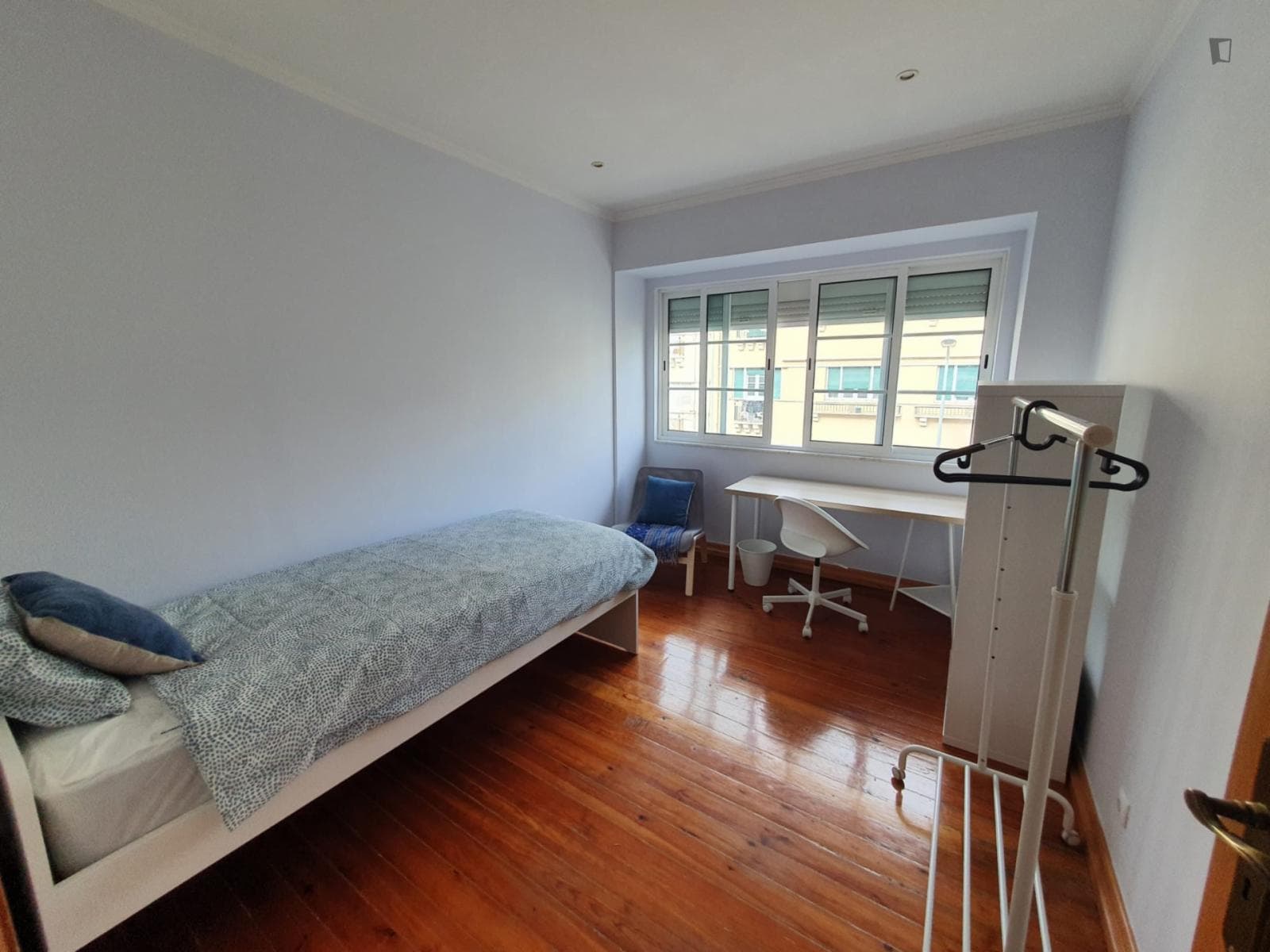 Very homely single bedroom in Alameda photo 1