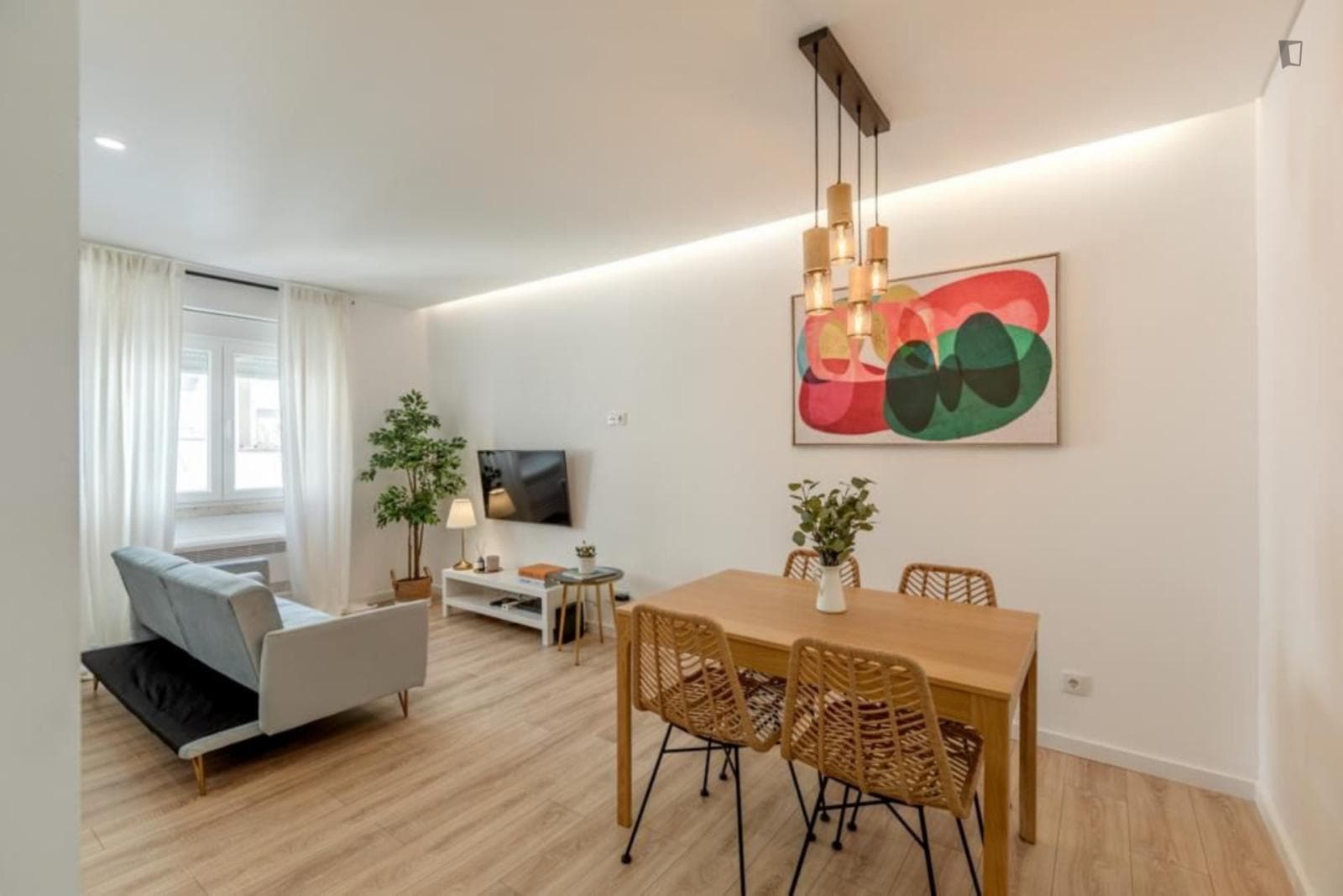 Sunny double bedroom close to Anjos metro station photo 1