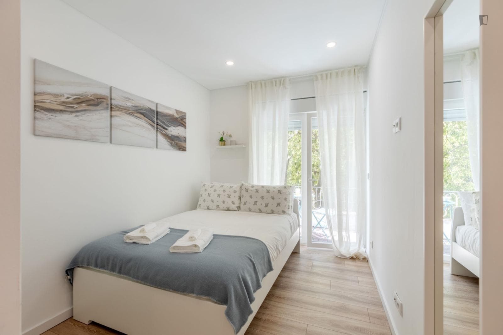 Lovely single bedroom in a great 2-bedroom flat photo 1