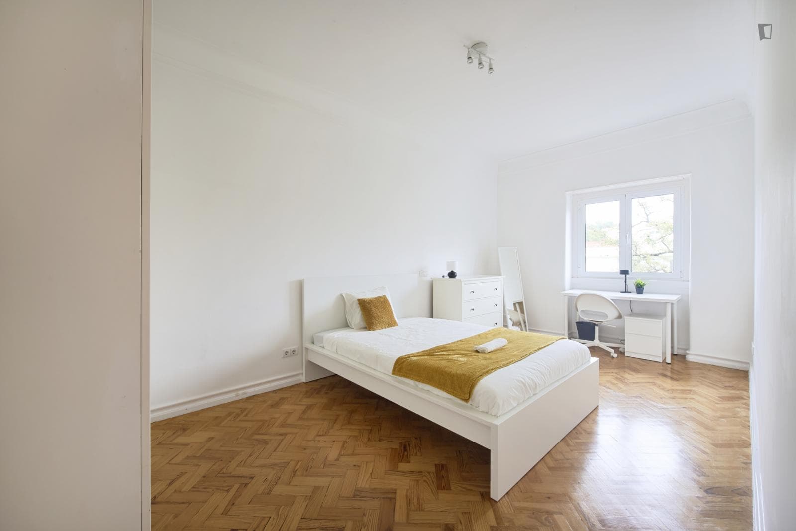 Fantastic double bedroom in a 9-bedroom apartment photo 1