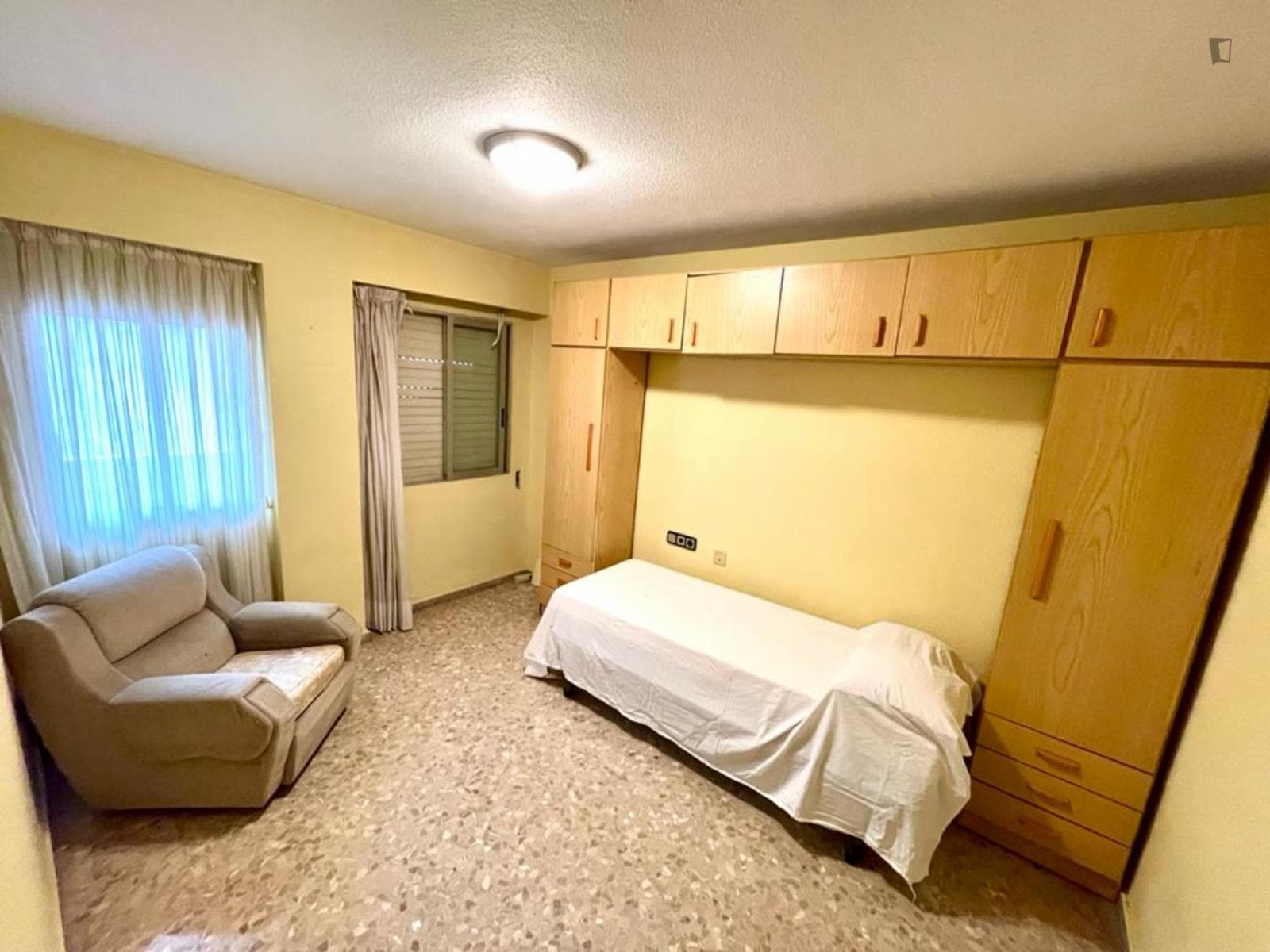 Snug single bedroom in Castelló de la Plana photo 1
