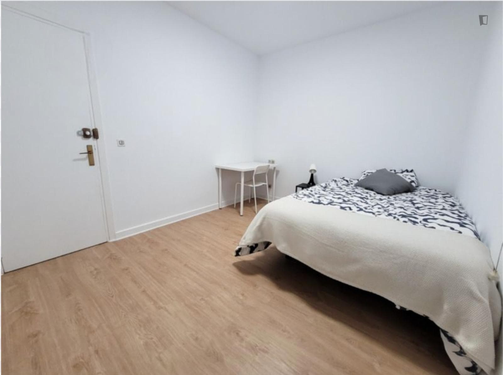 Appealing double bedroom near the Matiko train station photo 1