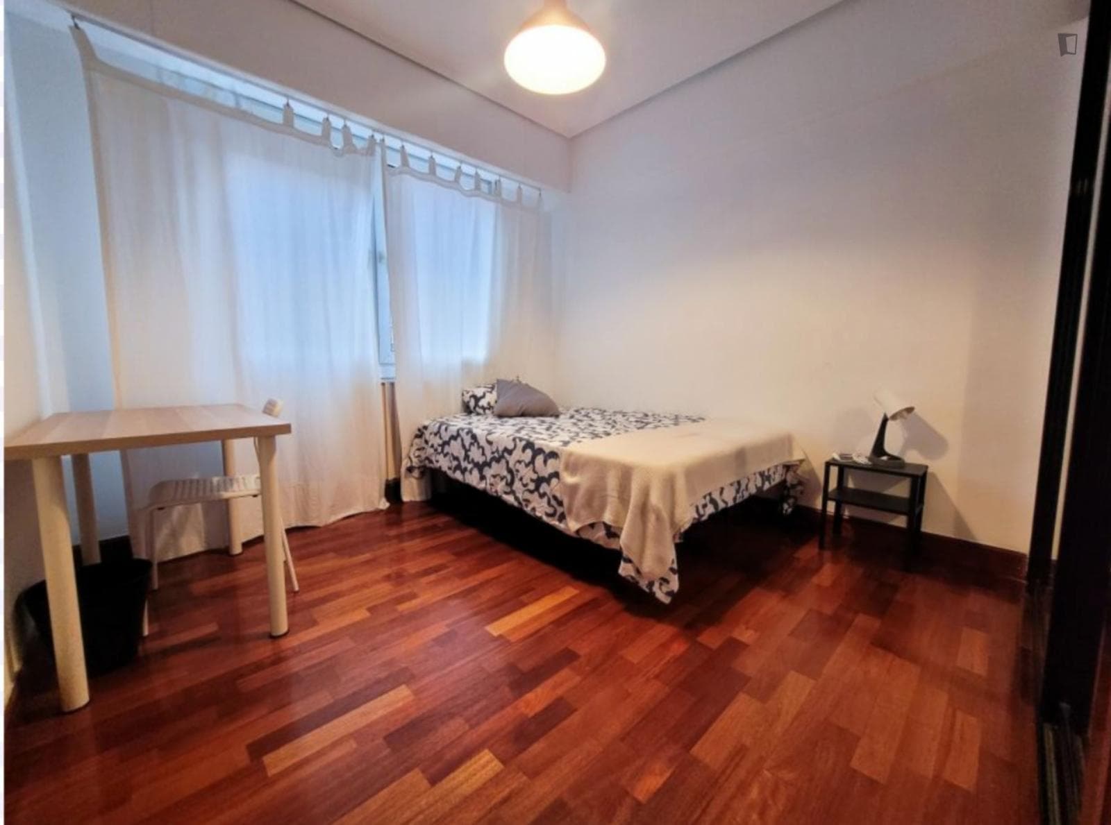Inviting double bedroom in the Deusto district photo 1