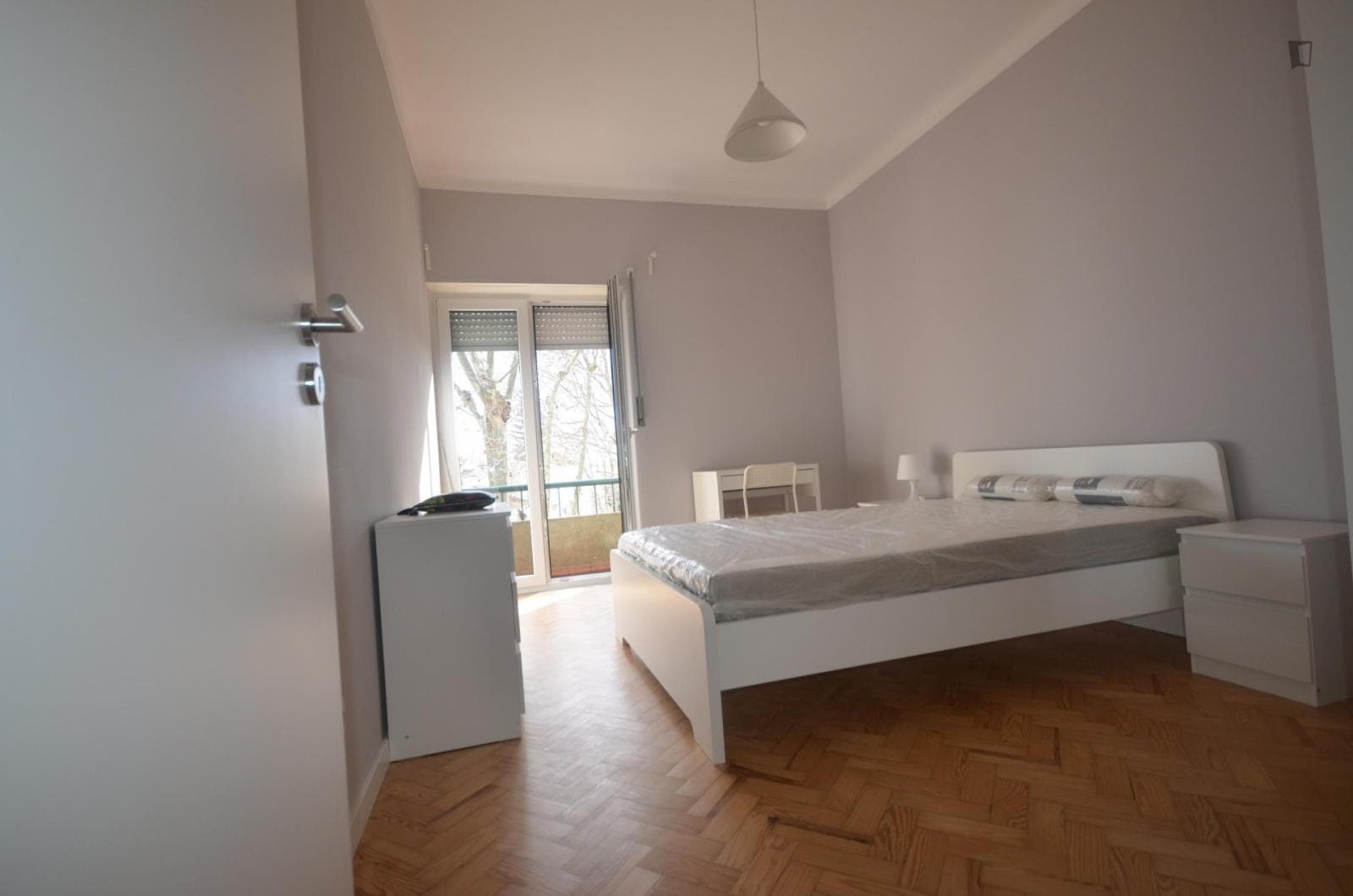 Outstanding double bedroom next to Nova SBE photo 1