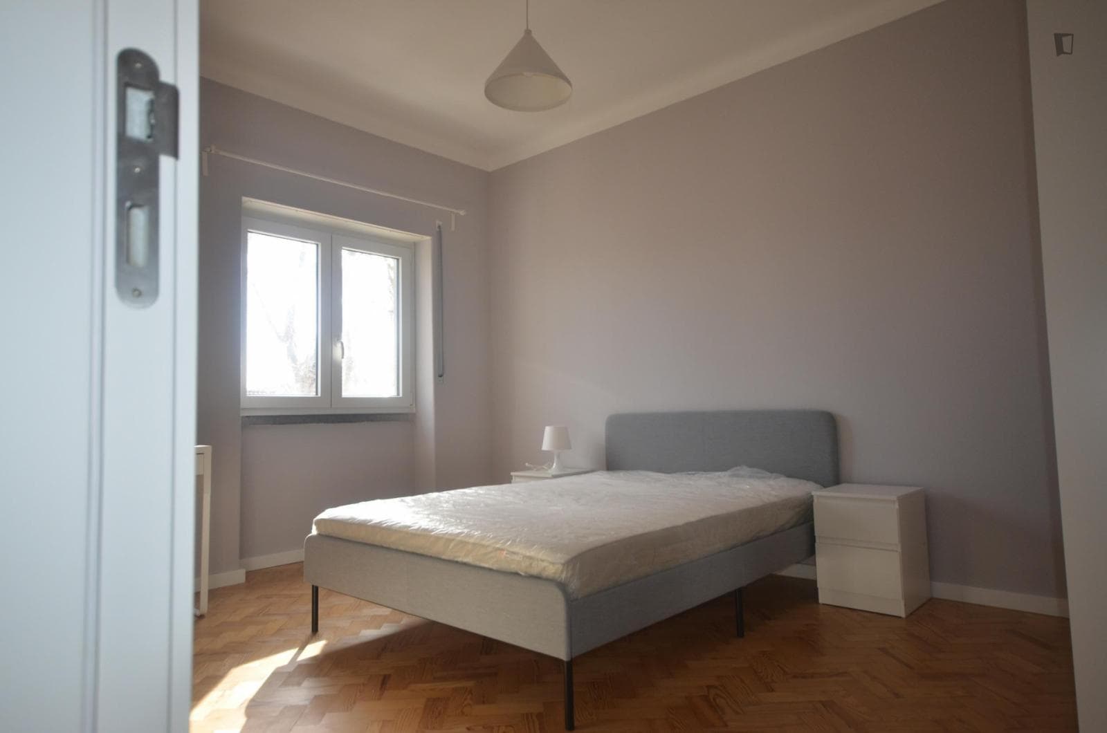 Bright double bedroom next to NOVA SBE photo 1