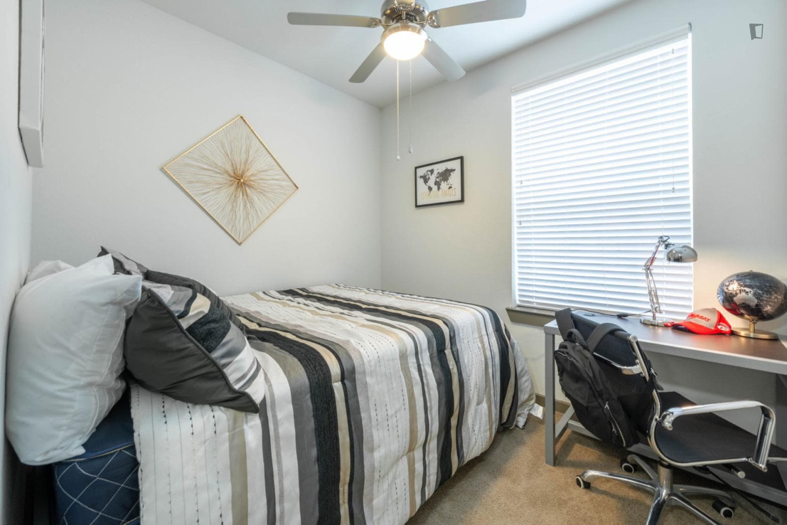Snug double ensuite bedroom next to MacGregor Park photo 1