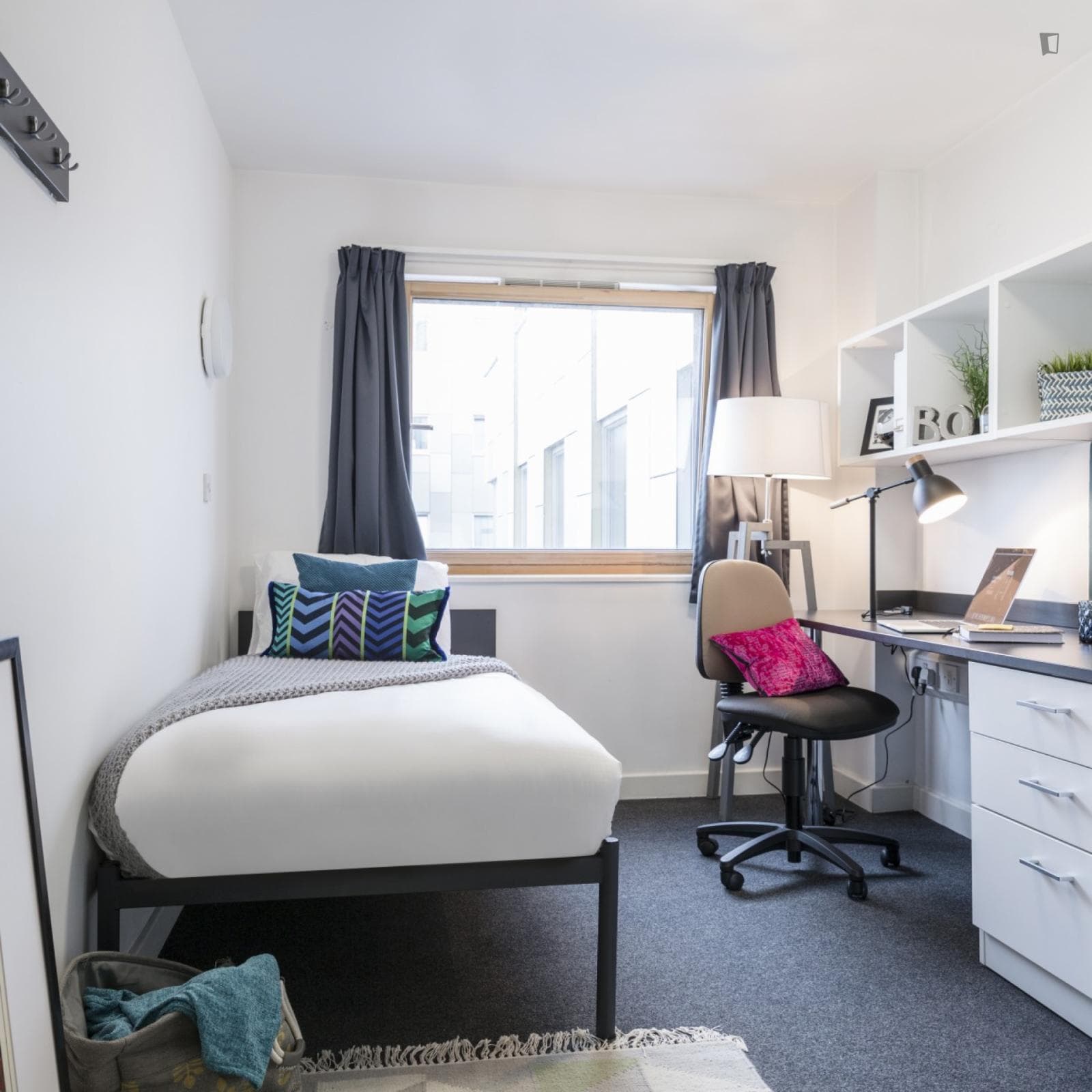 Elegant double ensuite bedroom close to University of Bedfordshire photo 1