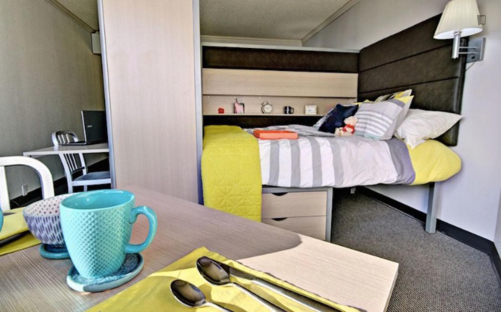 Bed in a shared bedroom, very close to the Old Port photo 1
