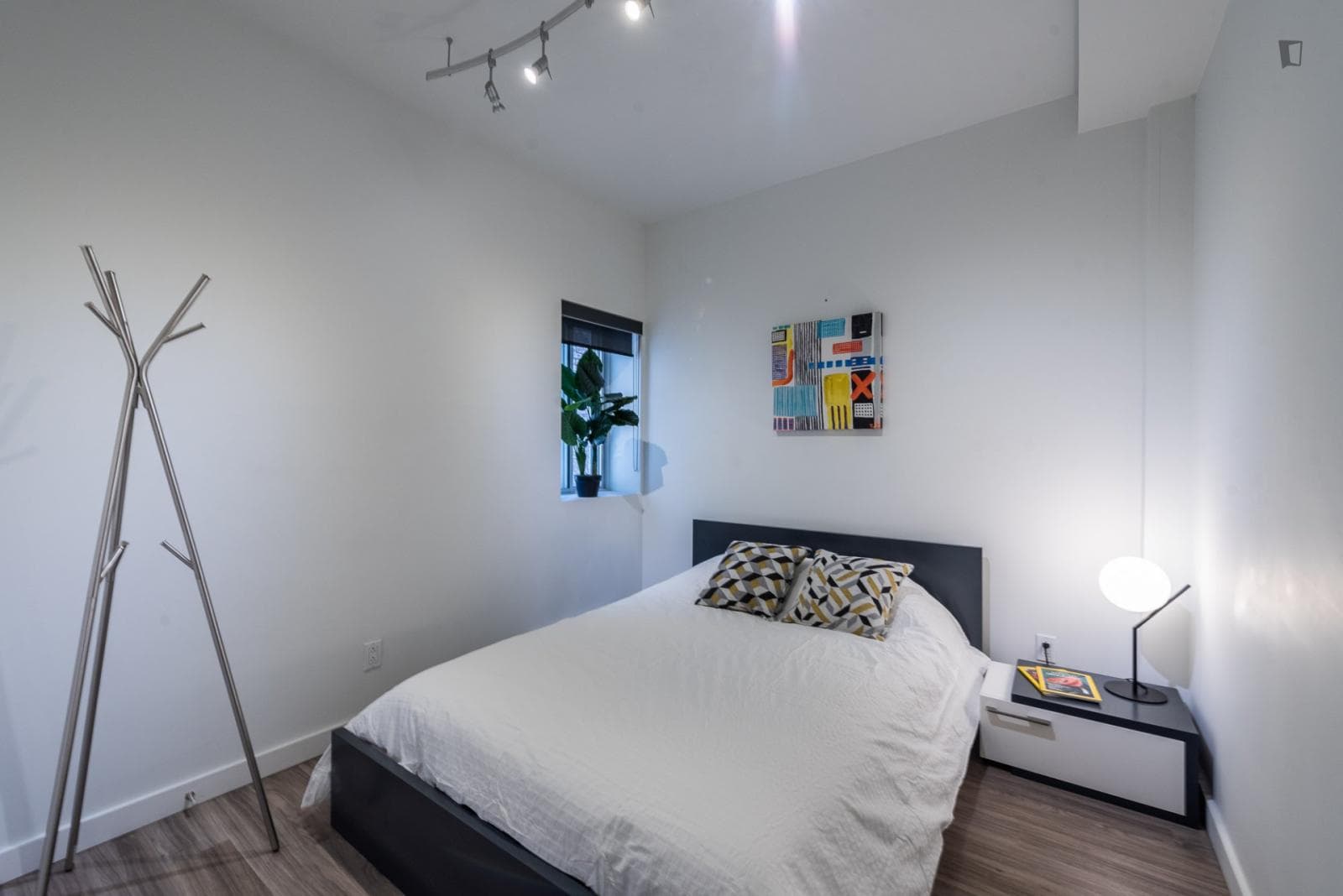 Pleasant double ensuite bedroom close to McGill University photo 1